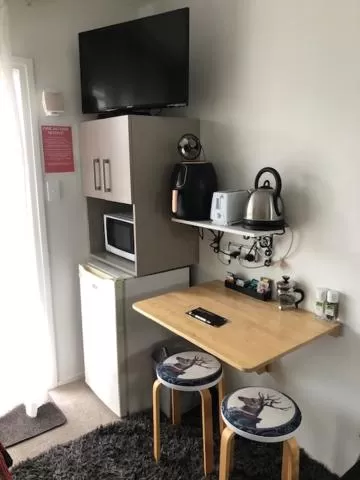 Coffee/tea facilities in Coachman Motel