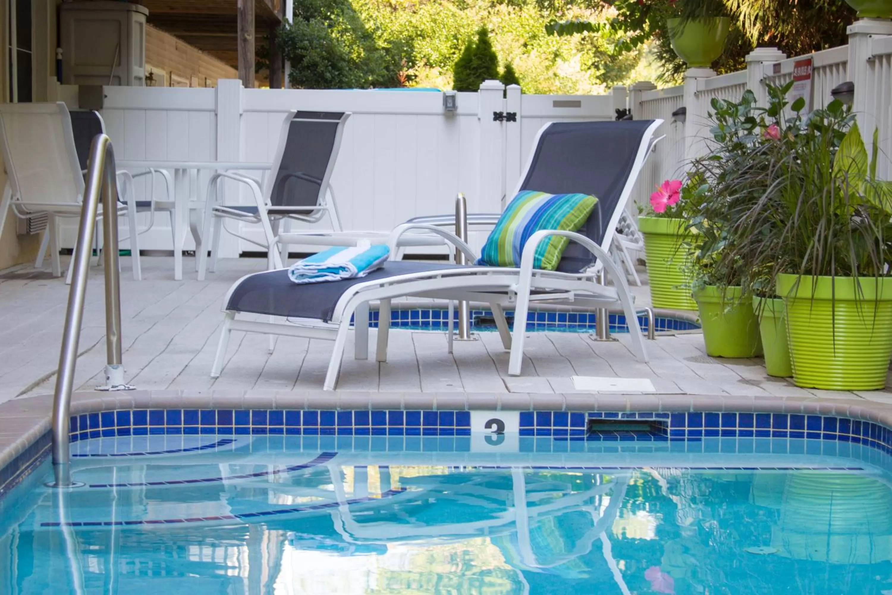 Swimming pool in Canalside Inn