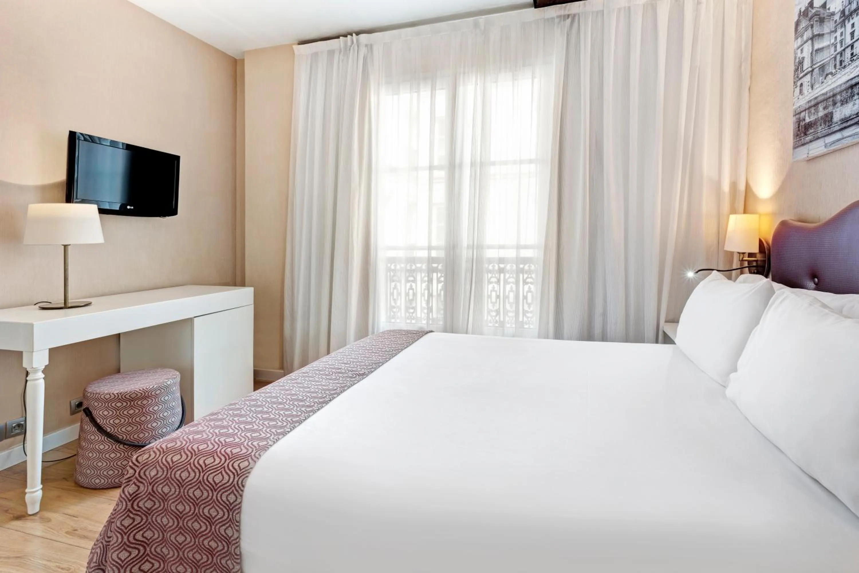 Photo of the whole room, Bed in Exe Paris Centre