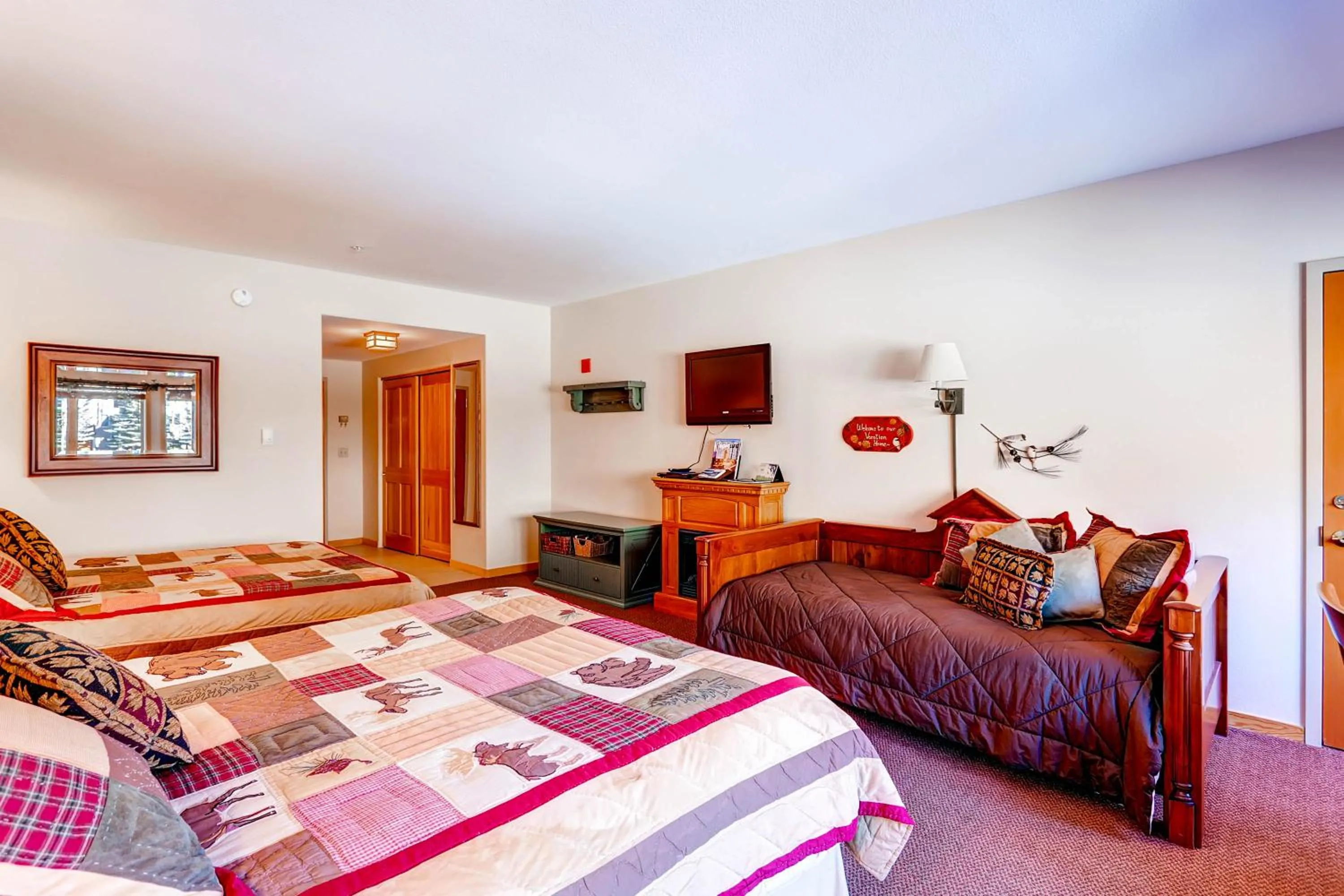 Living room, Bed in Gateway Mountain Lodge, A Vail Resorts Property