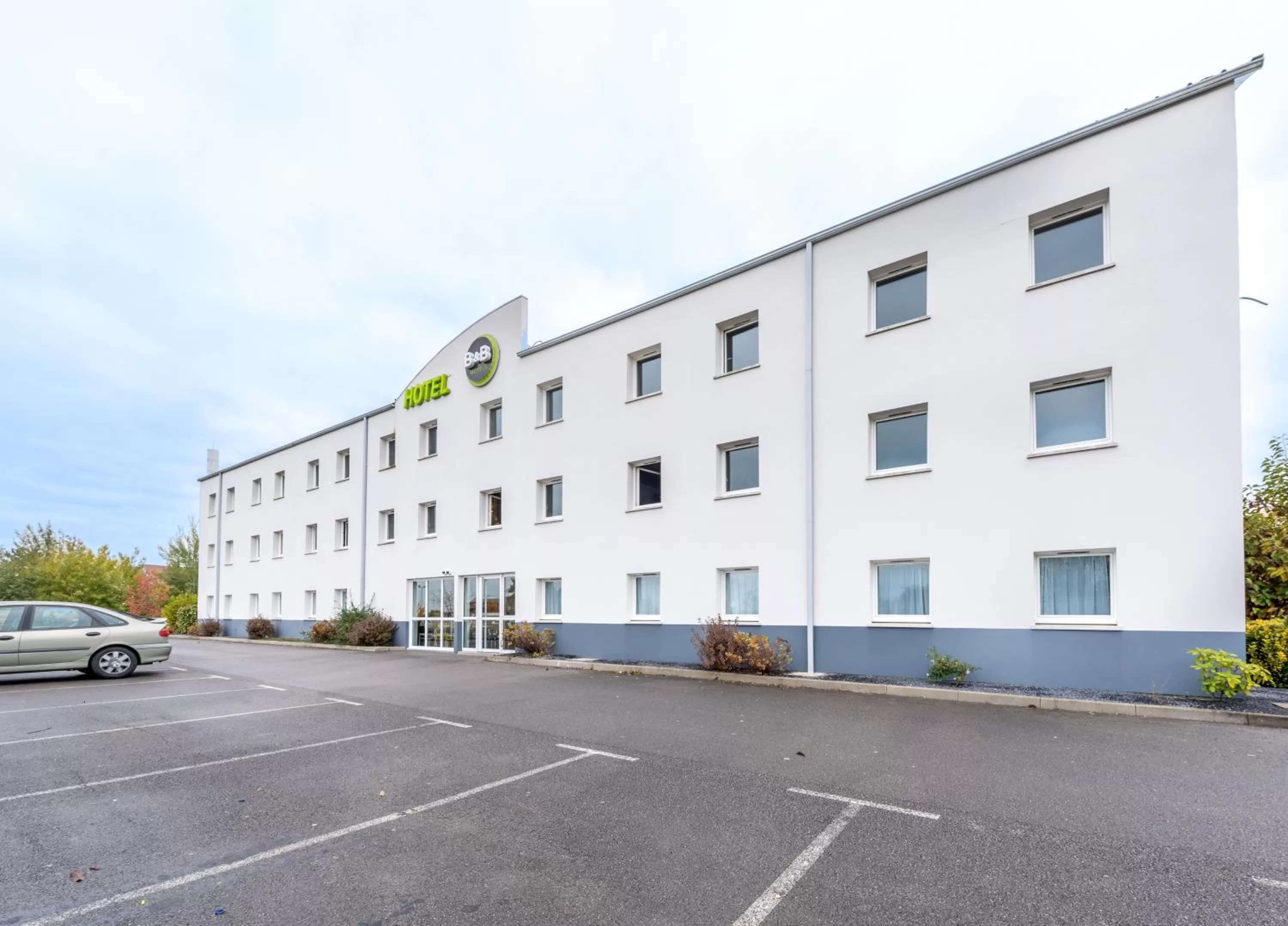 Facade/entrance in B&B HOTEL Beauvais