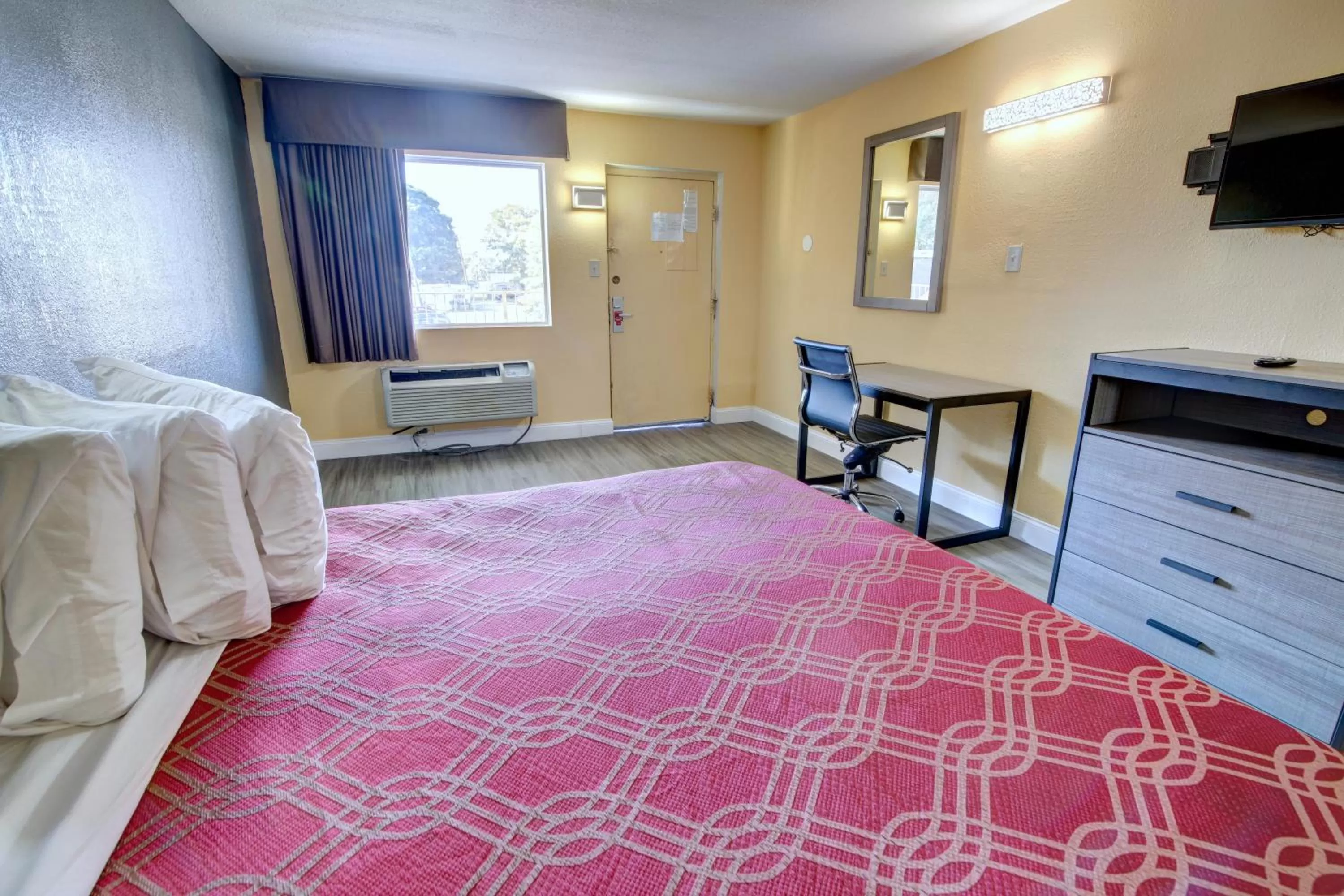 Photo of the whole room, Bed in Econo Lodge at Military Circle