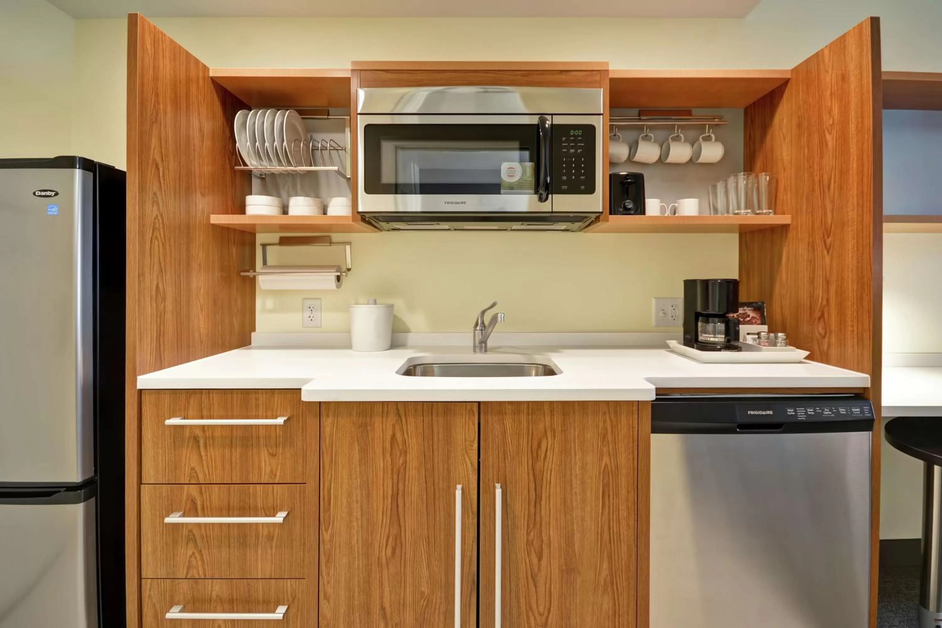 Kitchen or kitchenette in Home2 Suites By Hilton Minneapolis-Eden Prairie