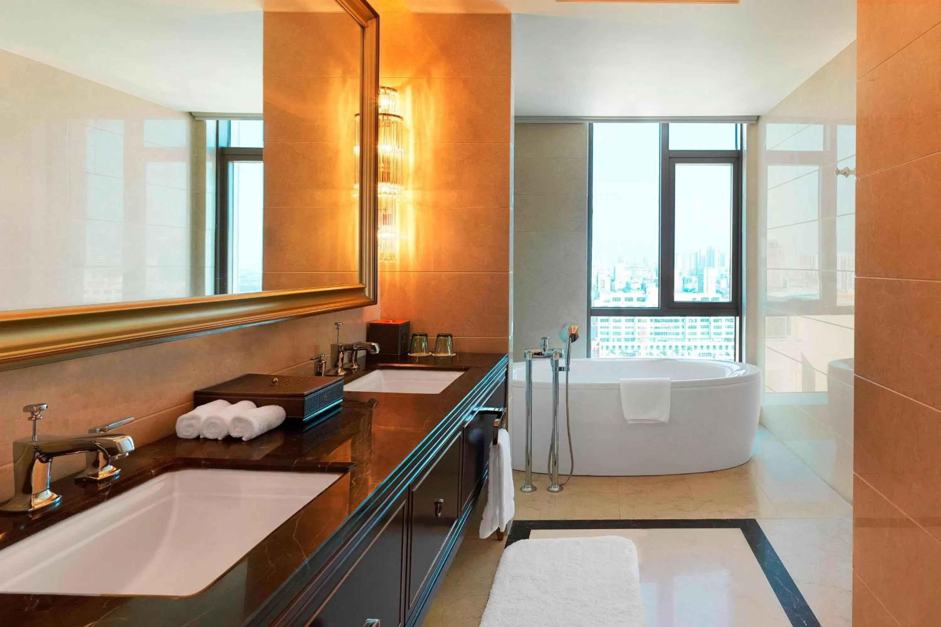 Bathroom, Bed in Sheraton Shantou Hotel