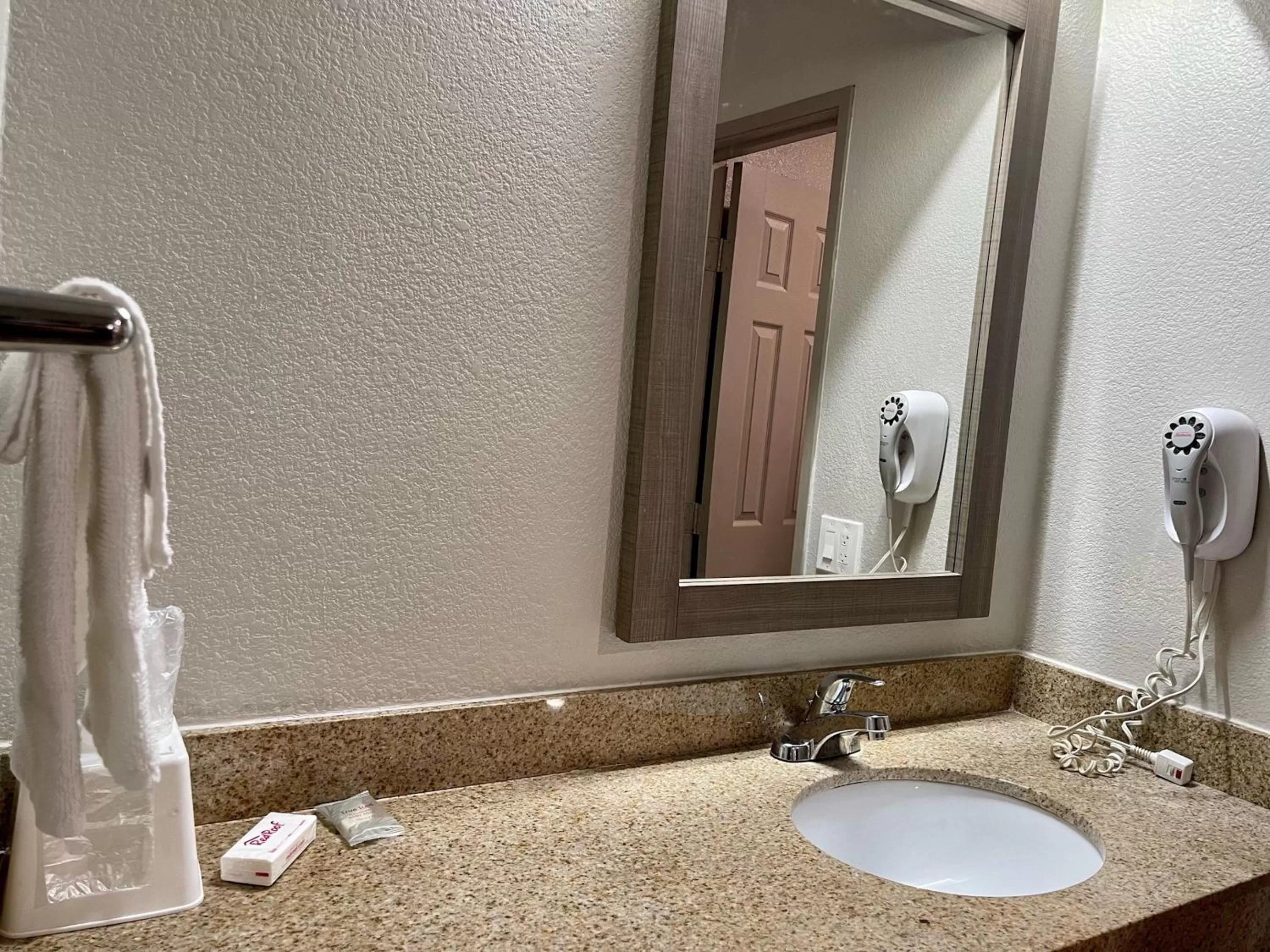 Bathroom in Red Roof Inn Lafayette, LA