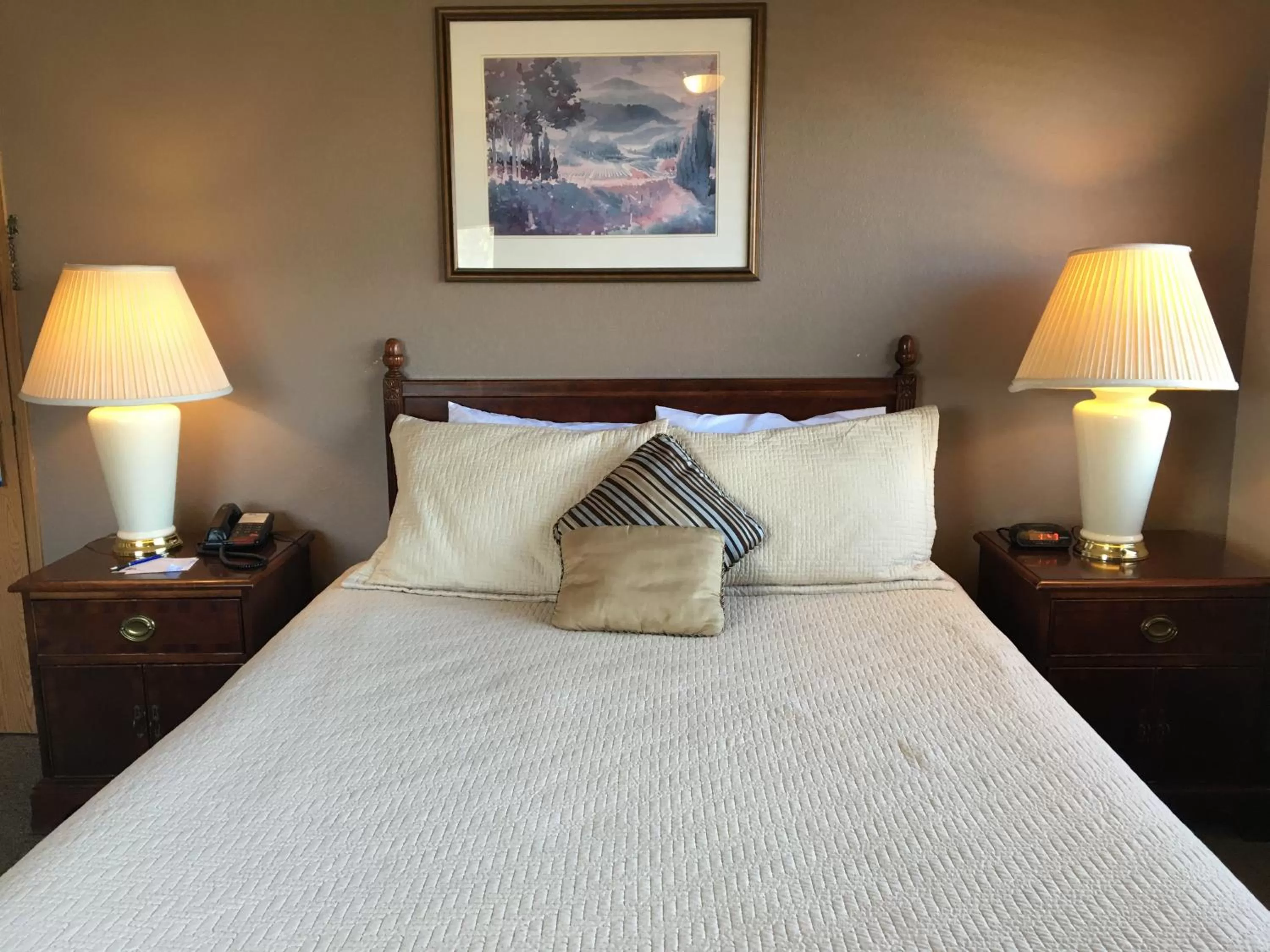Bed in Timber Lodge Inn