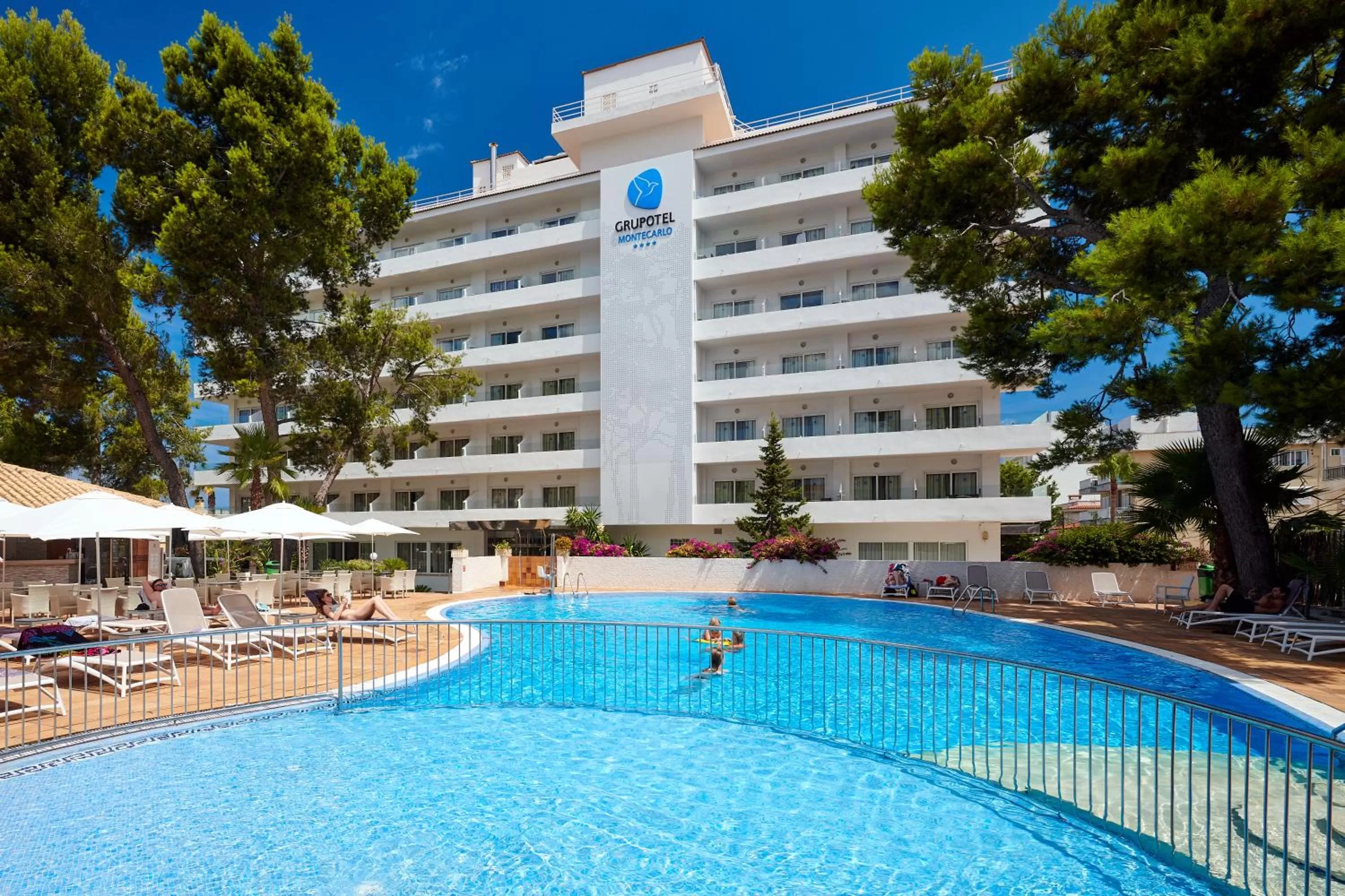 Swimming pool in Grupotel Montecarlo