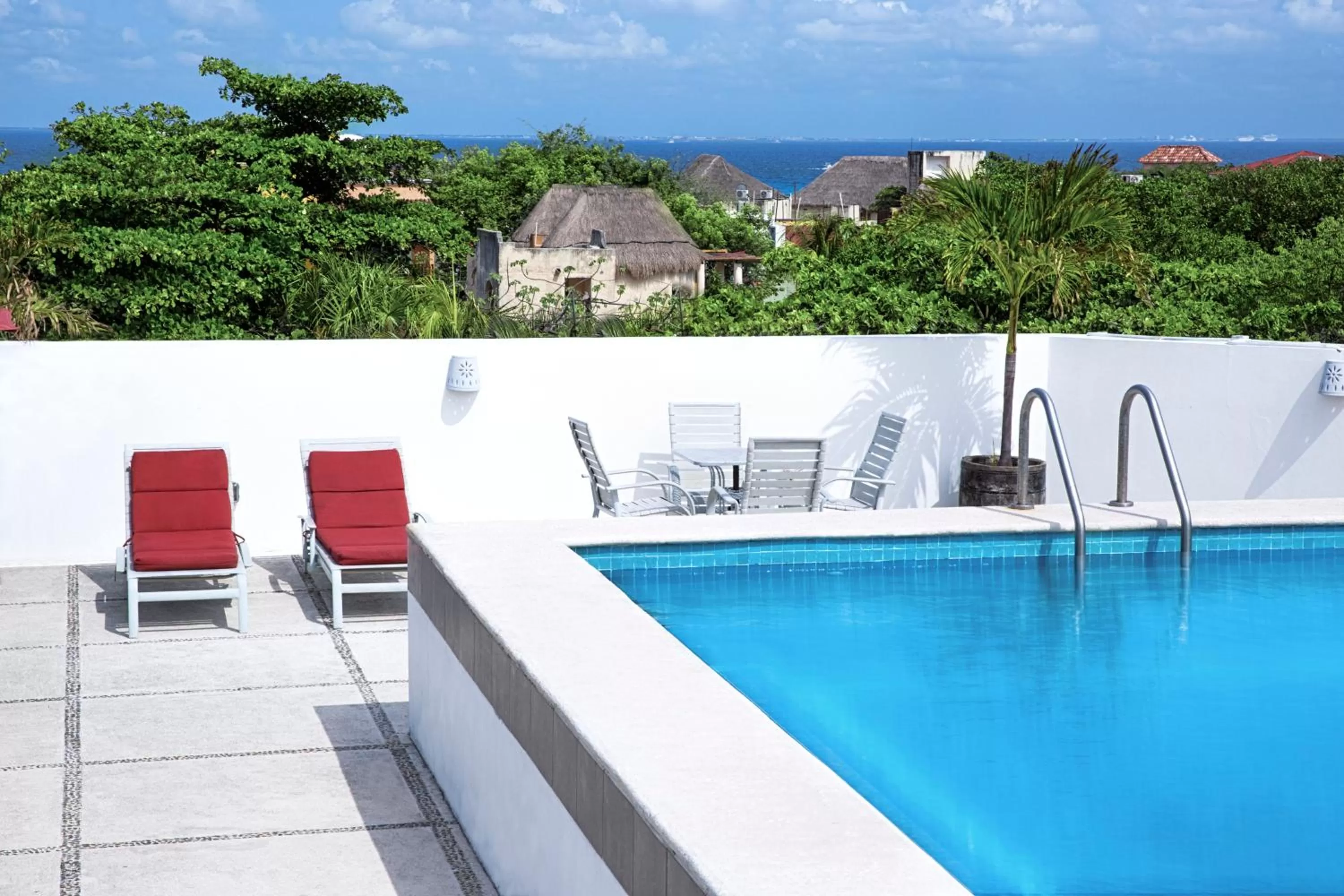 Swimming pool in Hotel Los Itzaes by 5th av