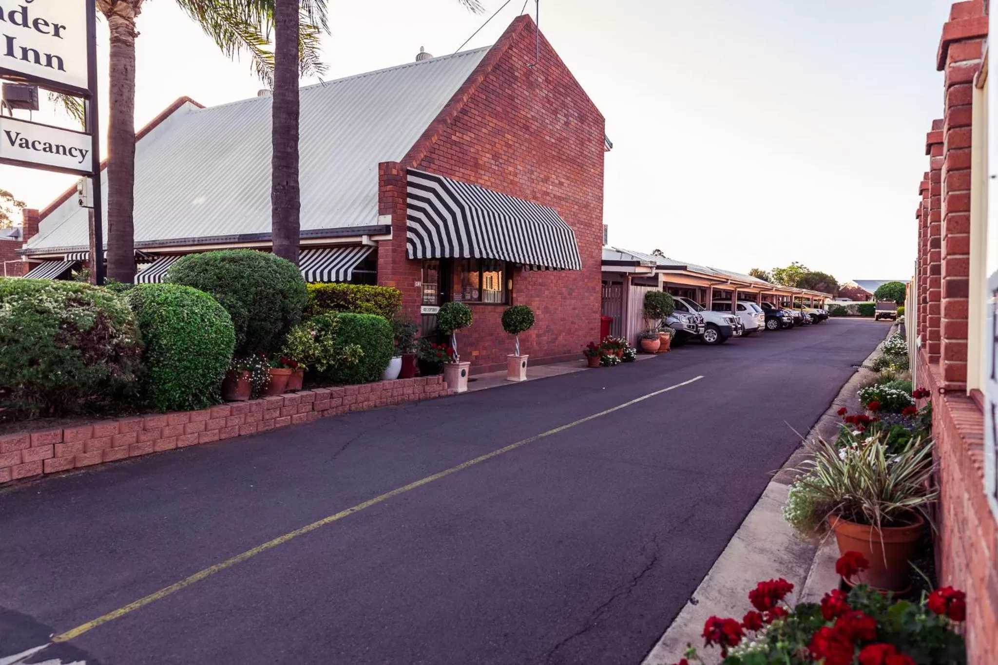 Property building in Country Pathfinder Motor Inn