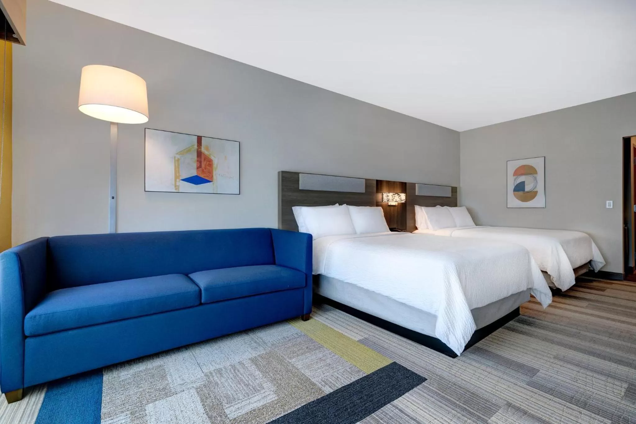 Photo of the whole room, Bed in Holiday Inn Express & Suites - Glendale Downtown