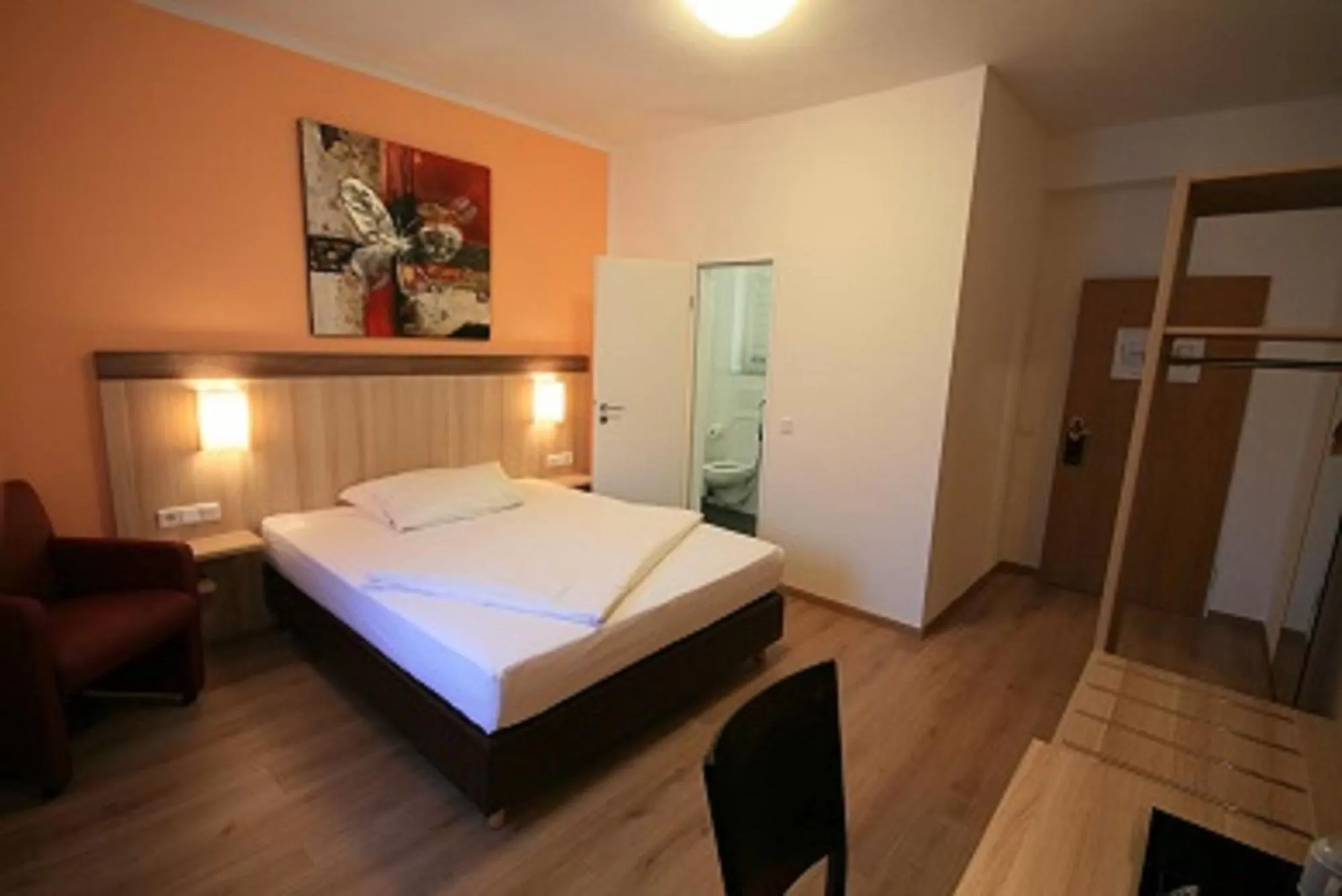 Photo of the whole room, Bed in Montana Hotel Mönchengladbach