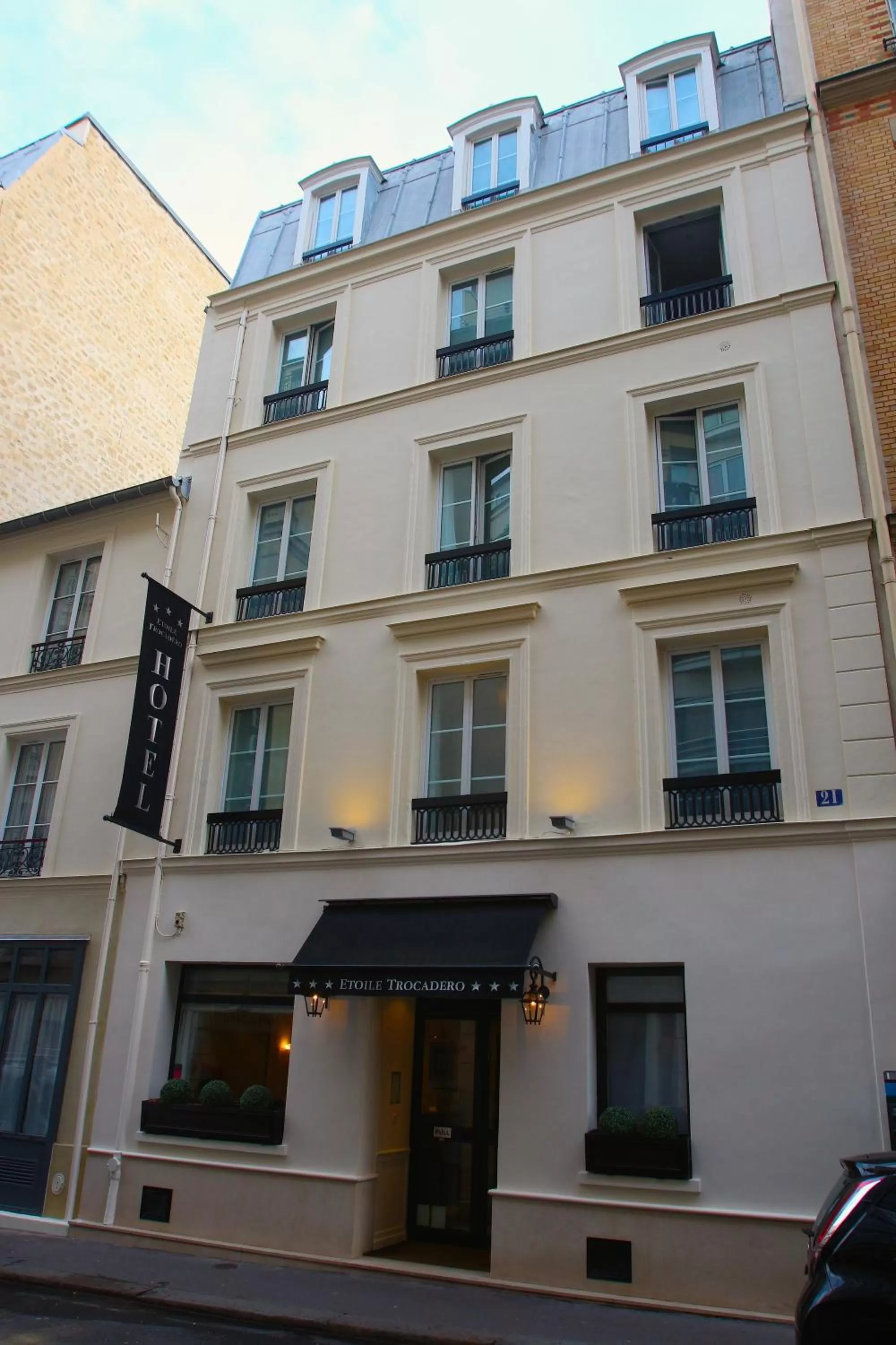 Property building in Hôtel Etoile Trocadéro