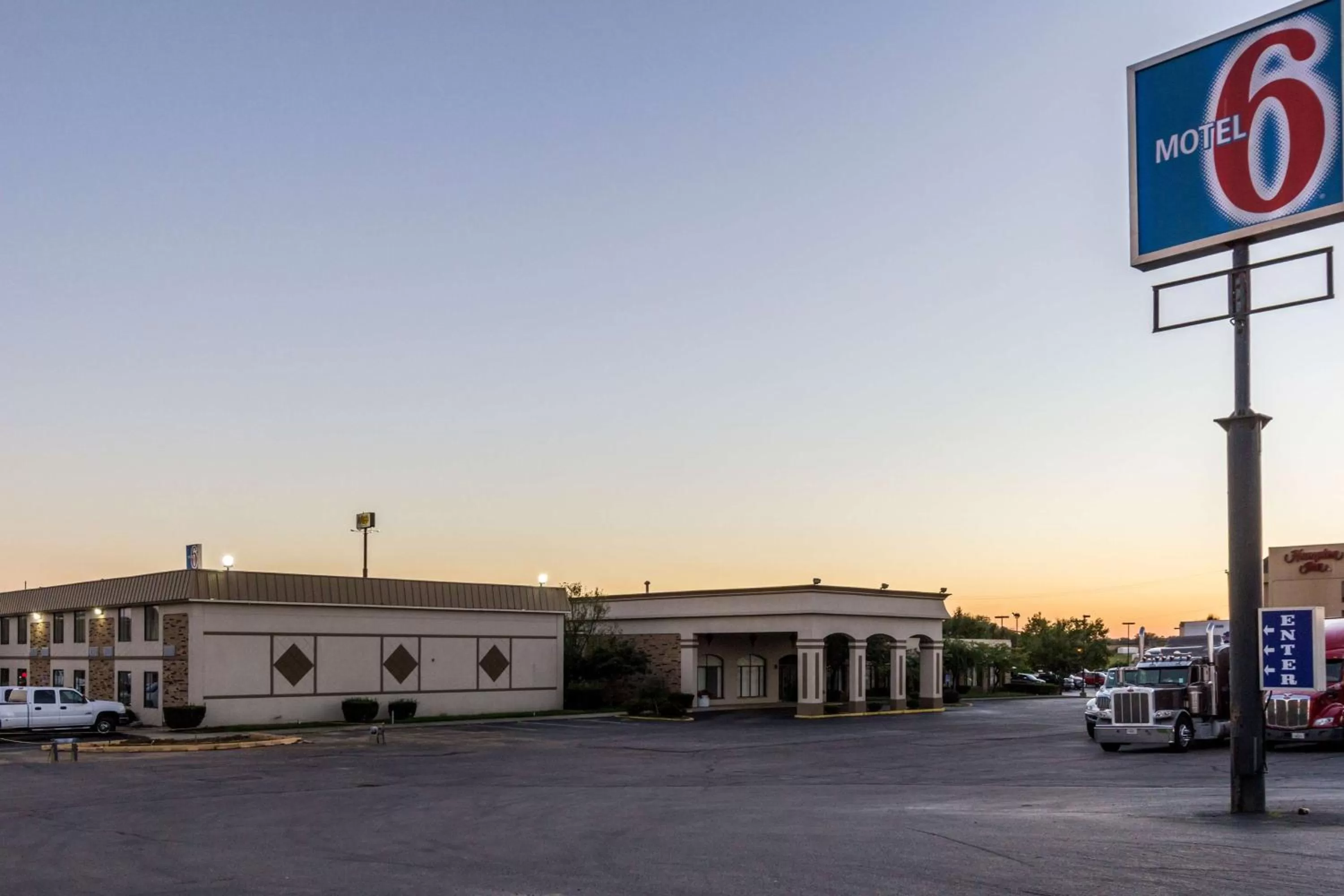 Property building in Motel 6-Springfield, OH