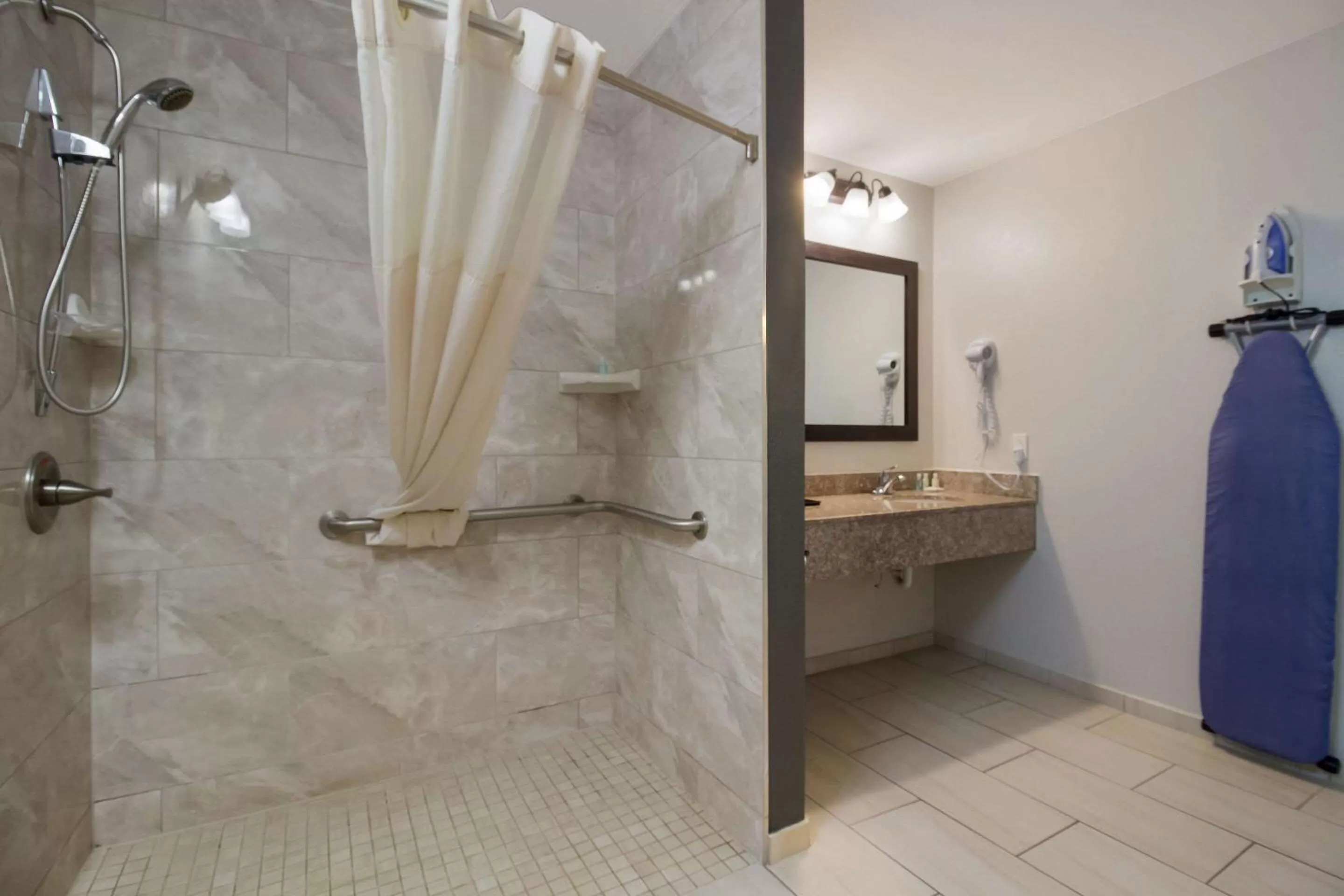 Bedroom in Quality Inn Coliseum