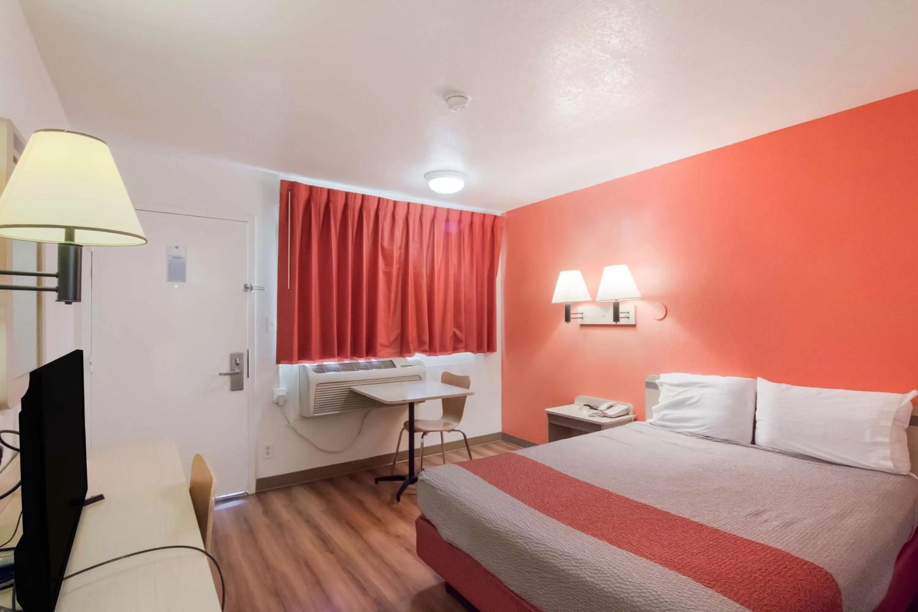 Photo of the whole room, Bed in Motel 6-Moses Lake, WA