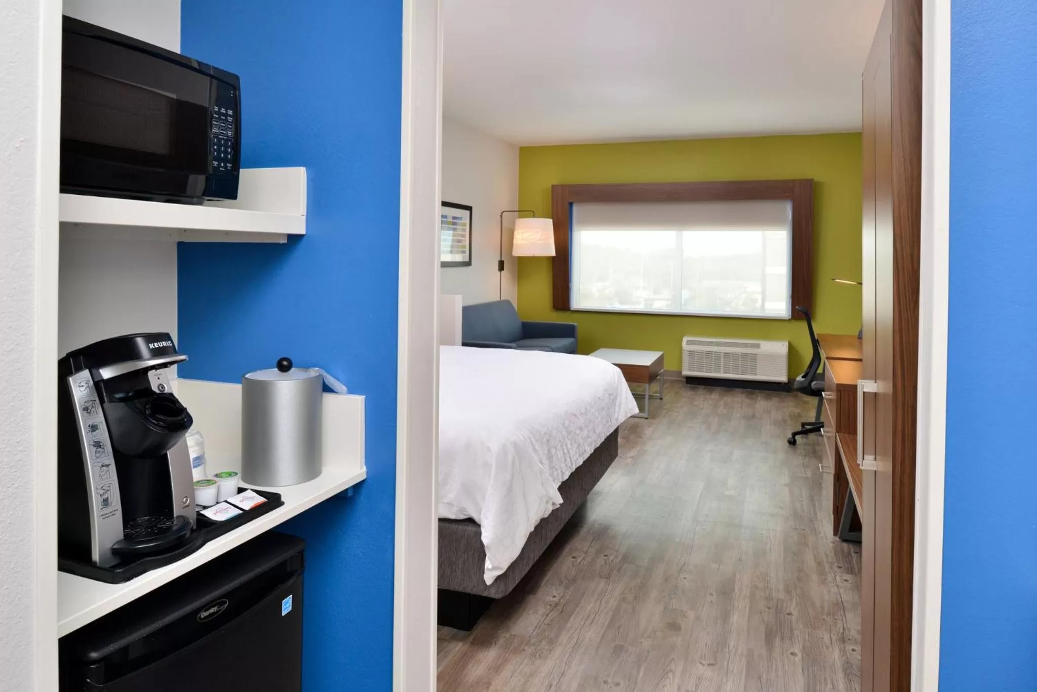 Photo of the whole room, Bed in Holiday Inn Express Orlando - South Park by IHG