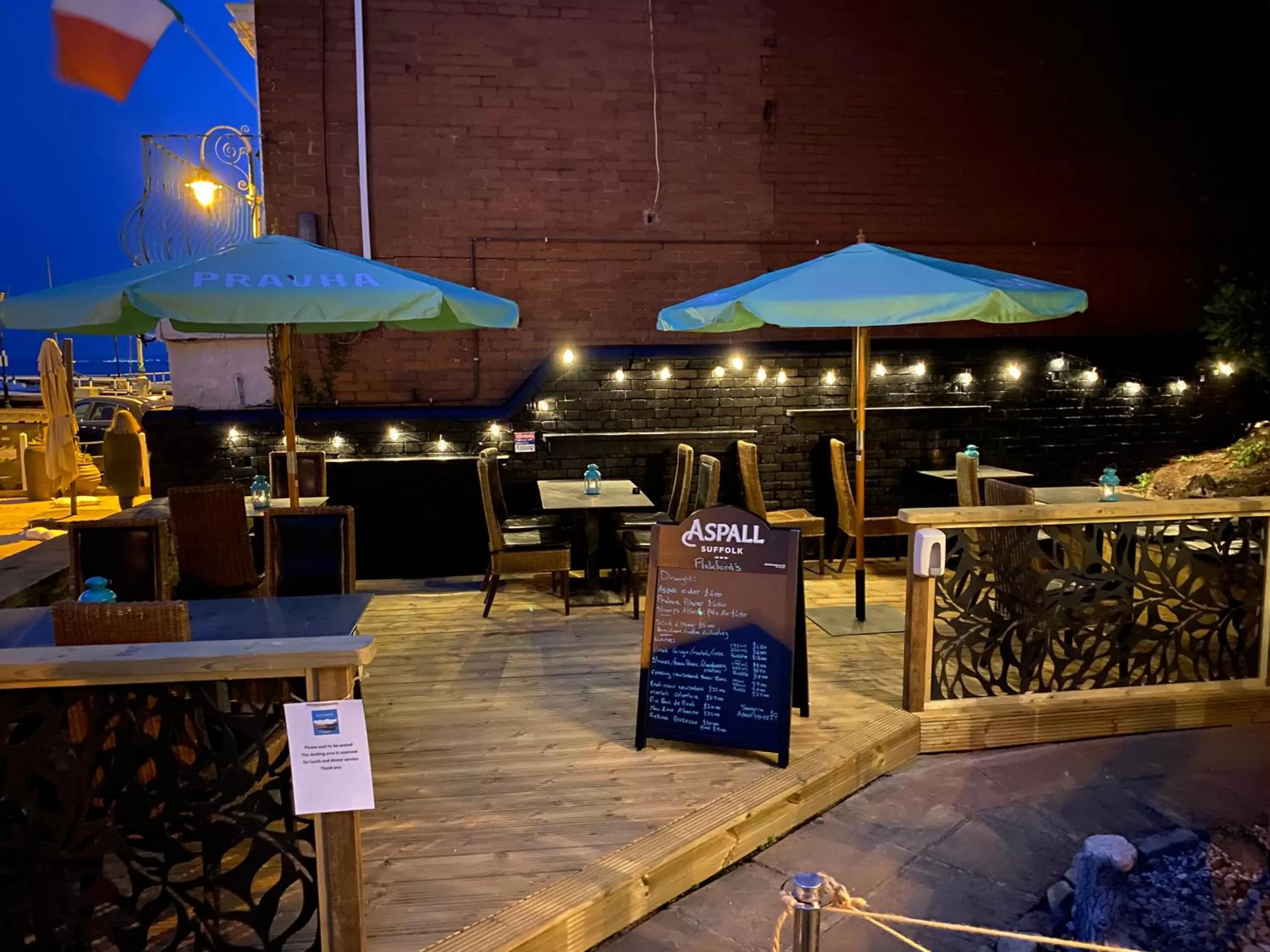 Restaurant/Places to Eat in Pickfords Hotel