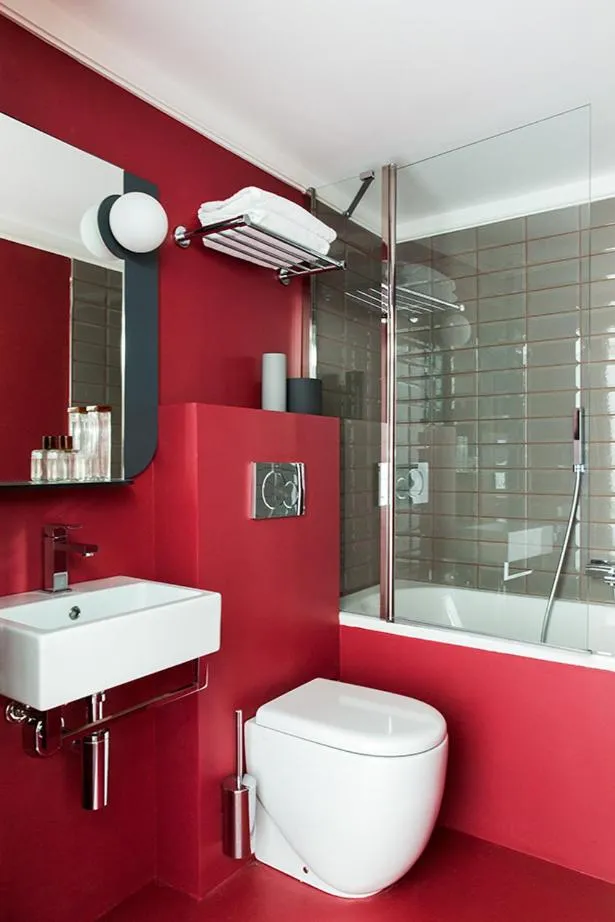 Toilet in Hôtel les Cigales