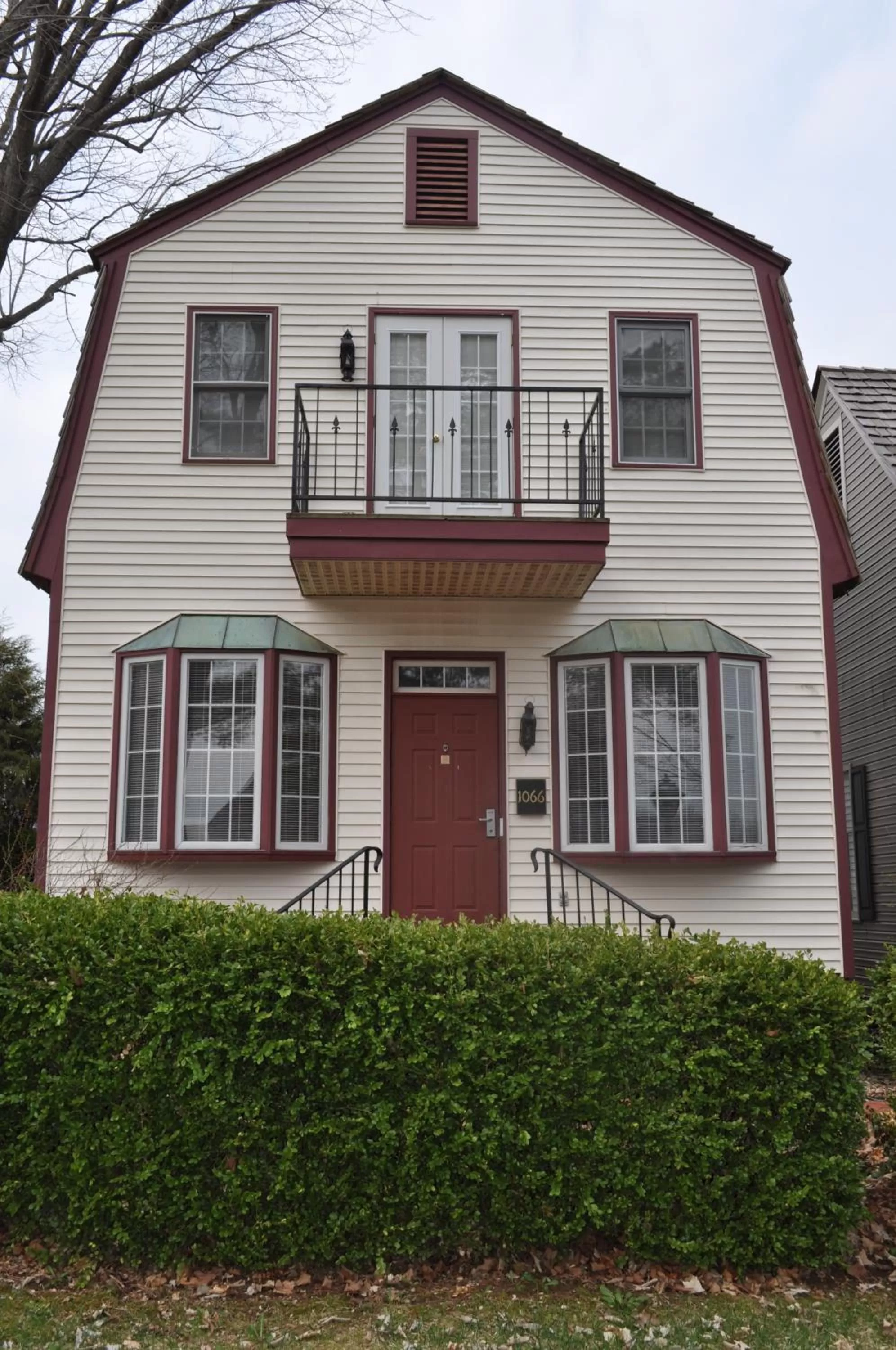 Facade/entrance in Century Suites Hotel