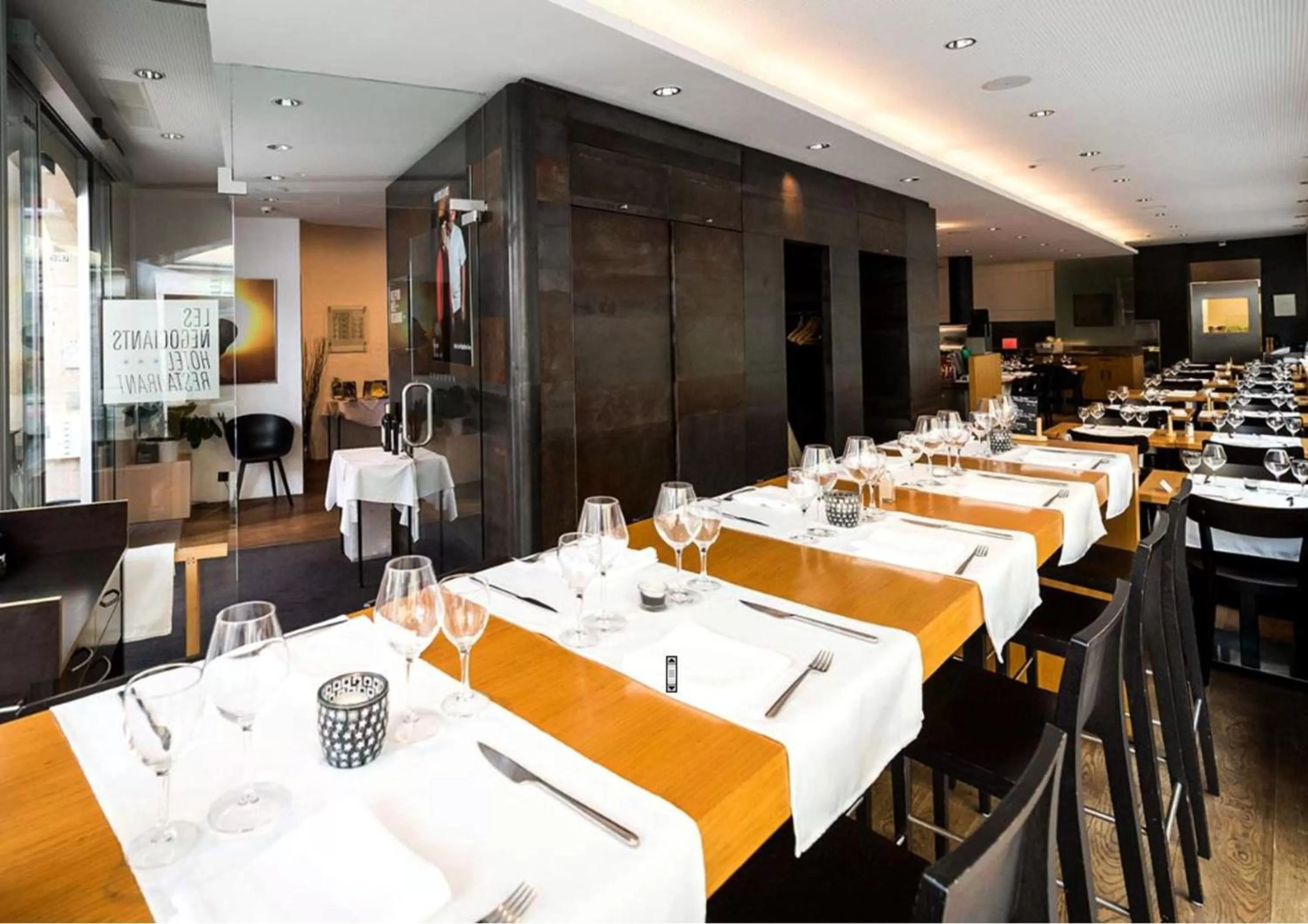 Restaurant/places to eat in Les Negociants