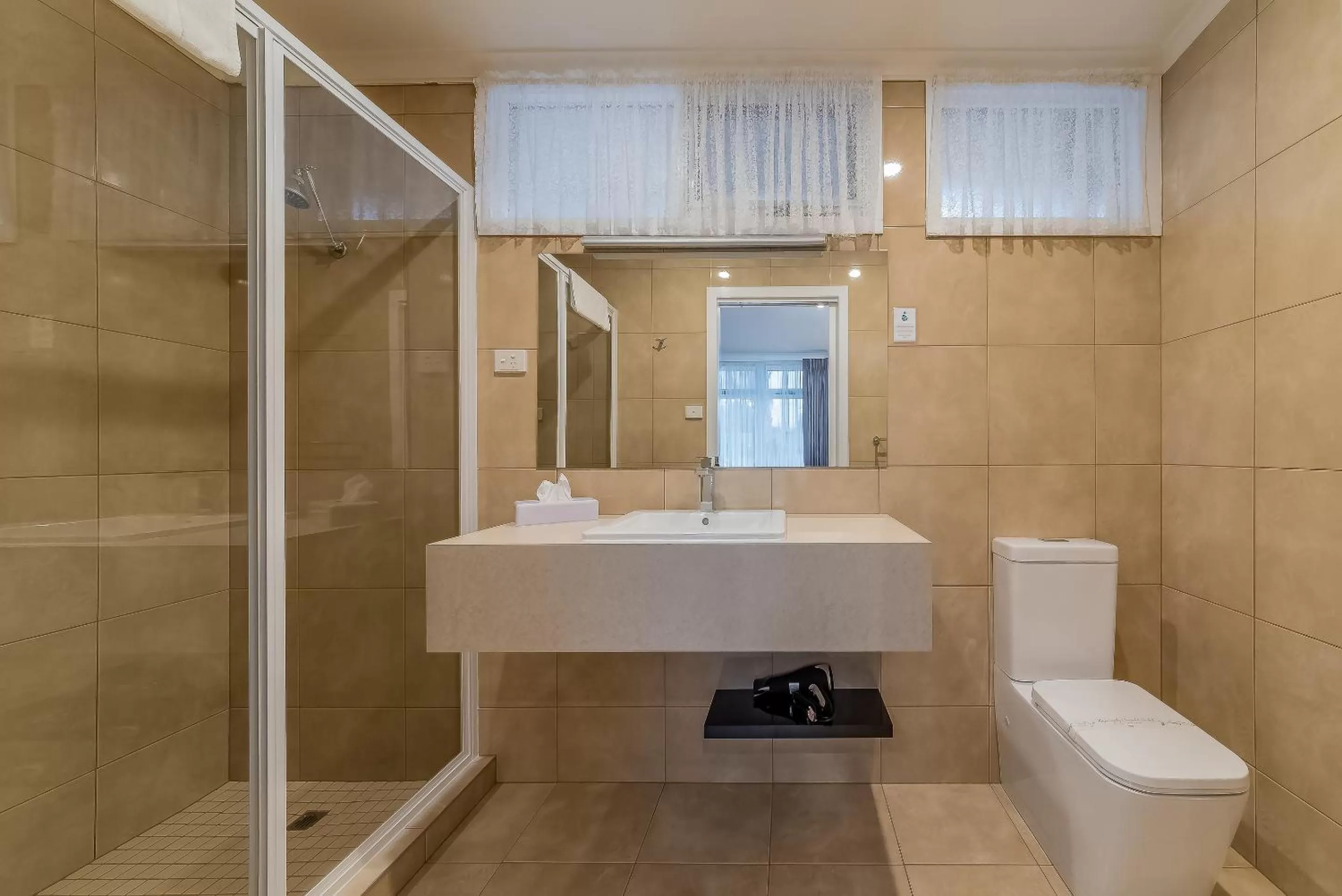 Shower in Seahorse Motel Cowes