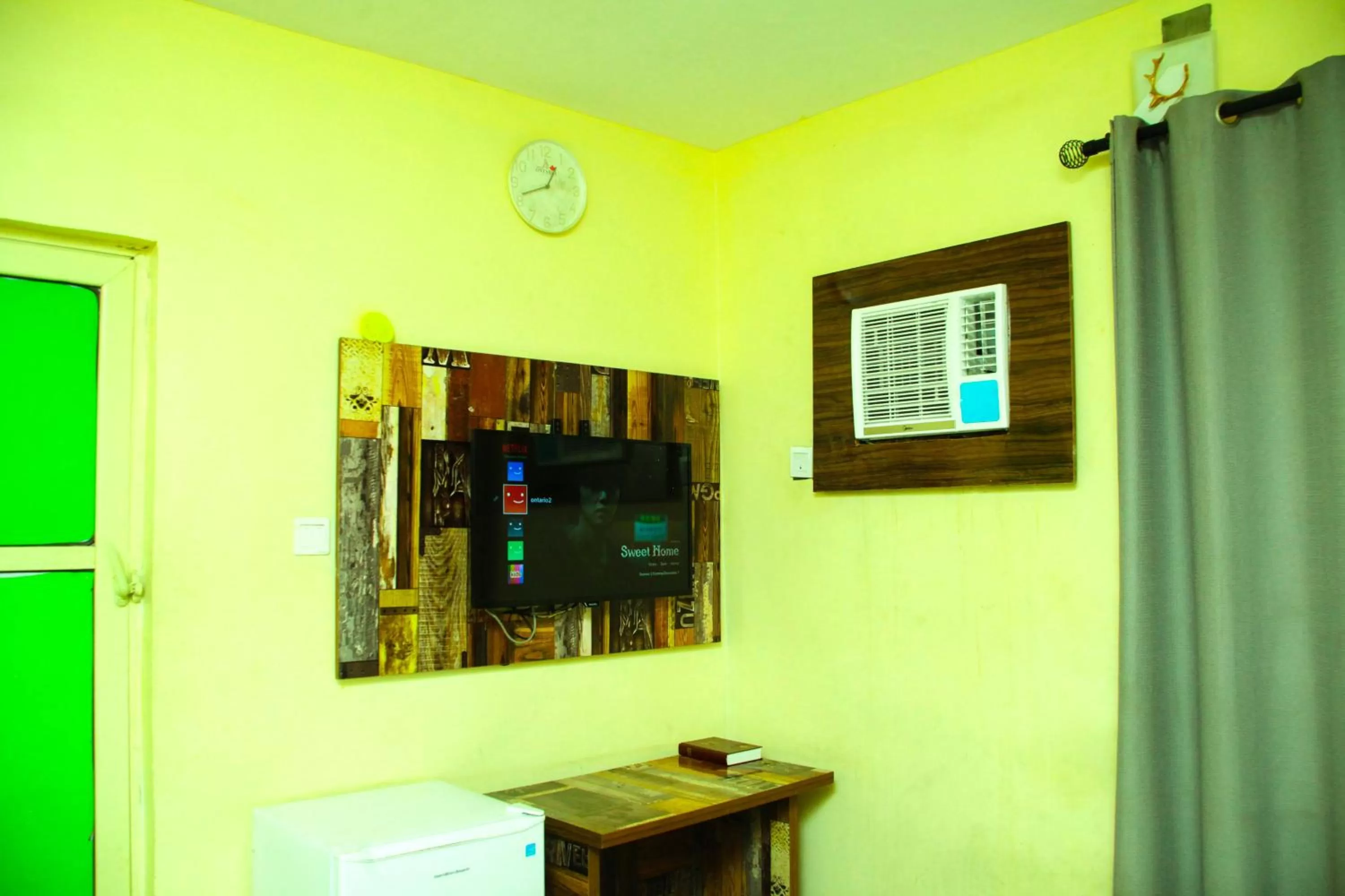 TV and multimedia, TV/Entertainment Center in ONTARIO SUITES