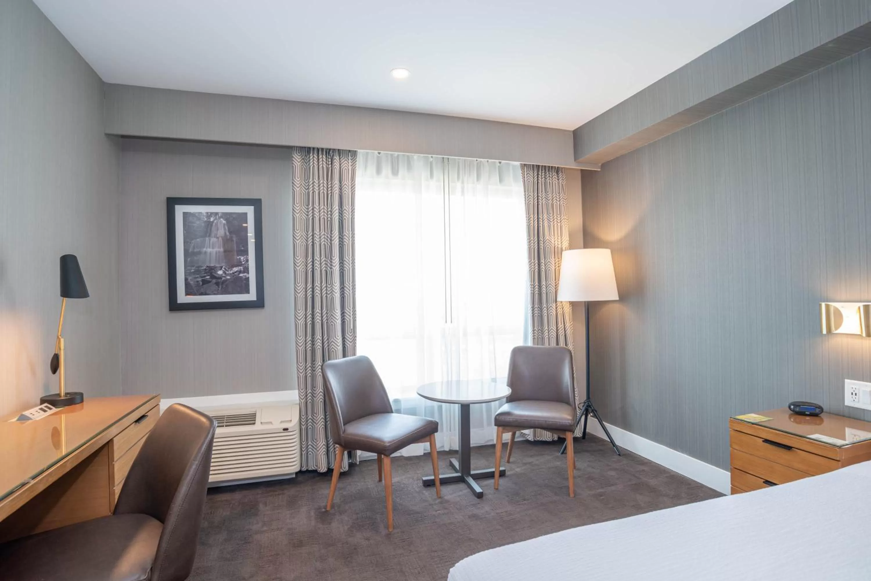 Photo of the whole room, Bed in Sandman Hotel Hamilton