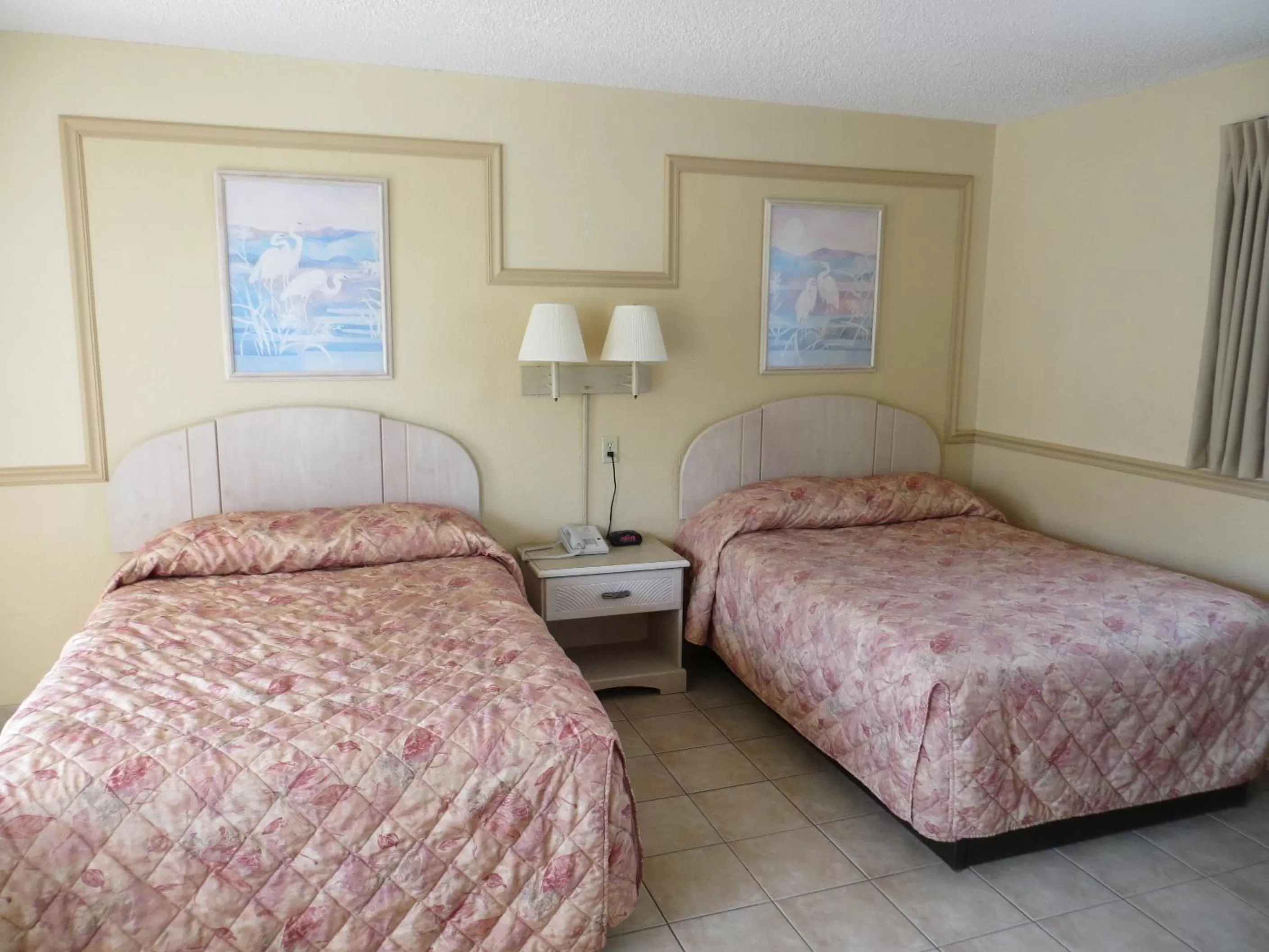 Bedroom, Bed in Sand Castle Motel