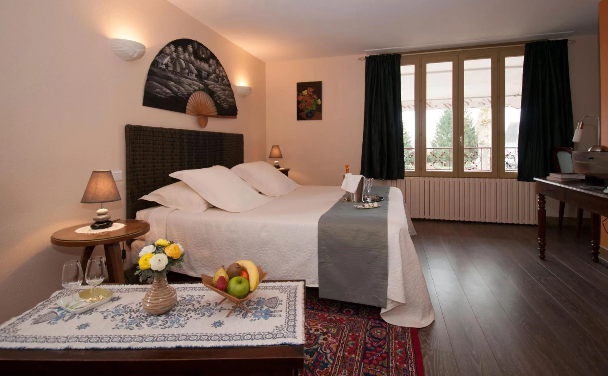 Day, Bed in Logis Hôtel Restaurant Le Coq Hardi