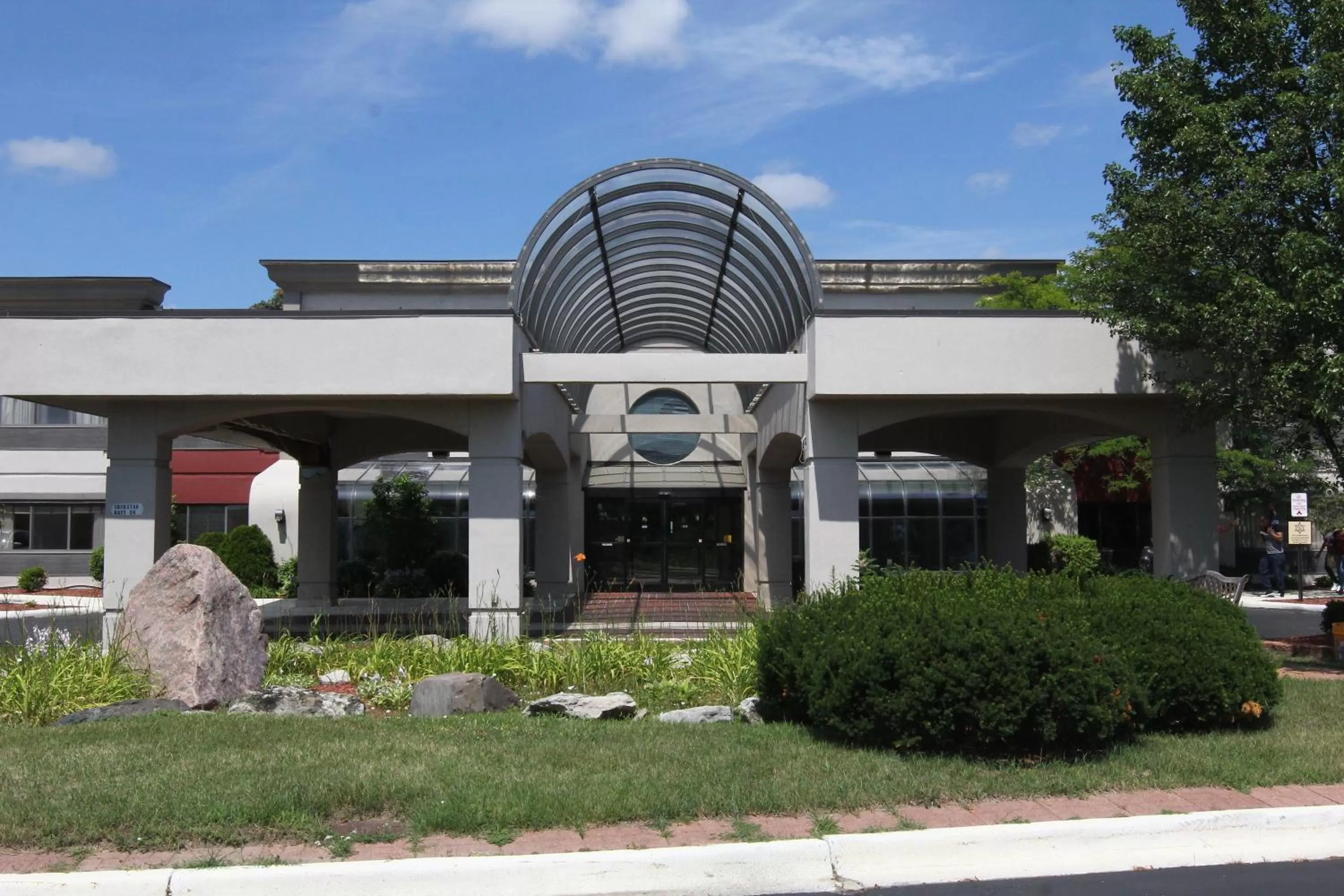 Facade/entrance in Days Inn & Suites by Wyndham Rochester Hills MI