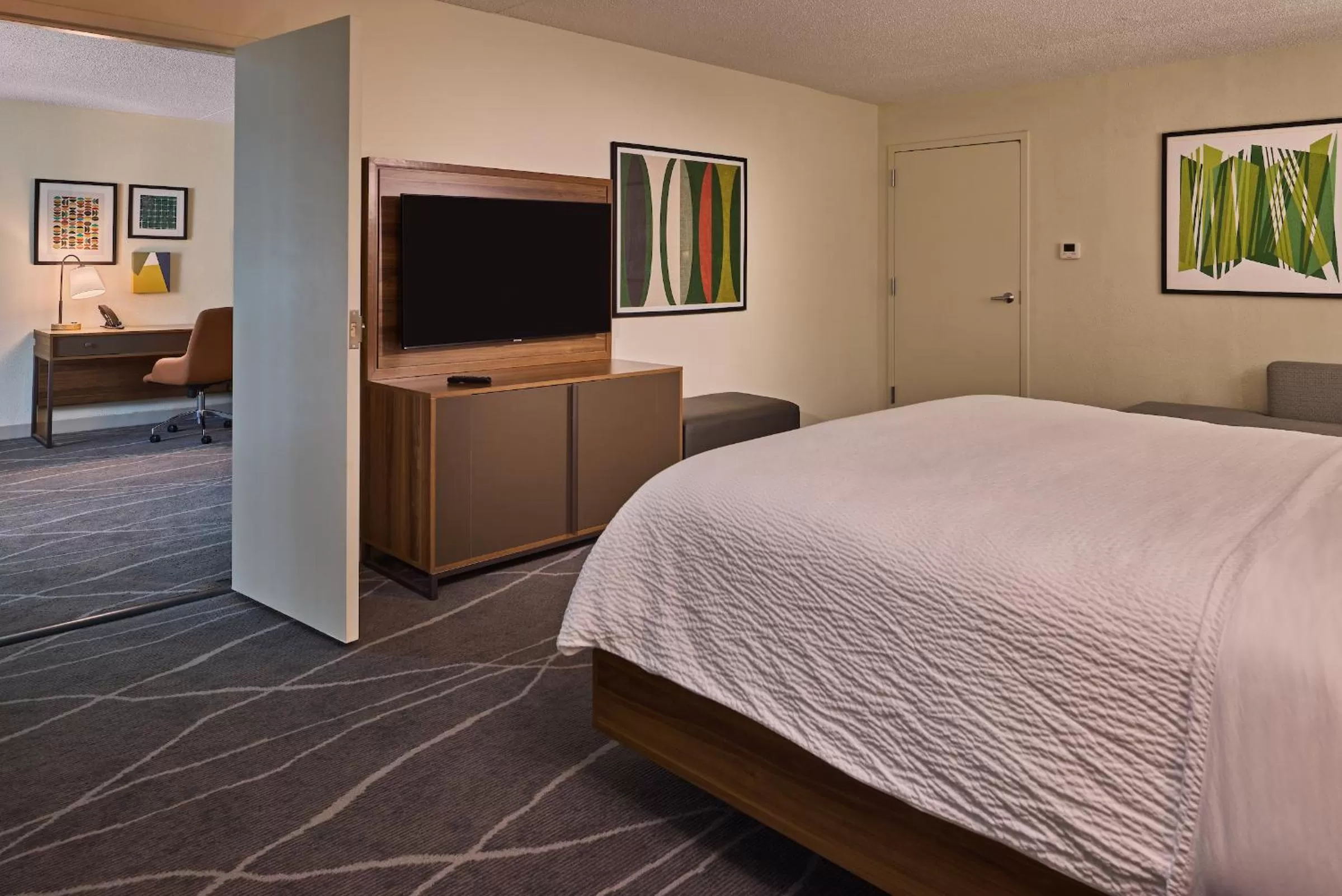 Living room, Bed in Holiday Inn Express & Suites Charleston DWTN -Westedge by IHG