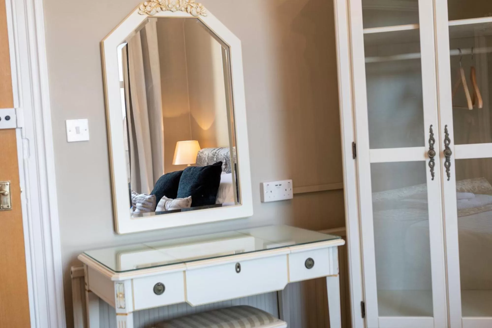 Photo of the whole room in Lansdowne House with Private Car Park