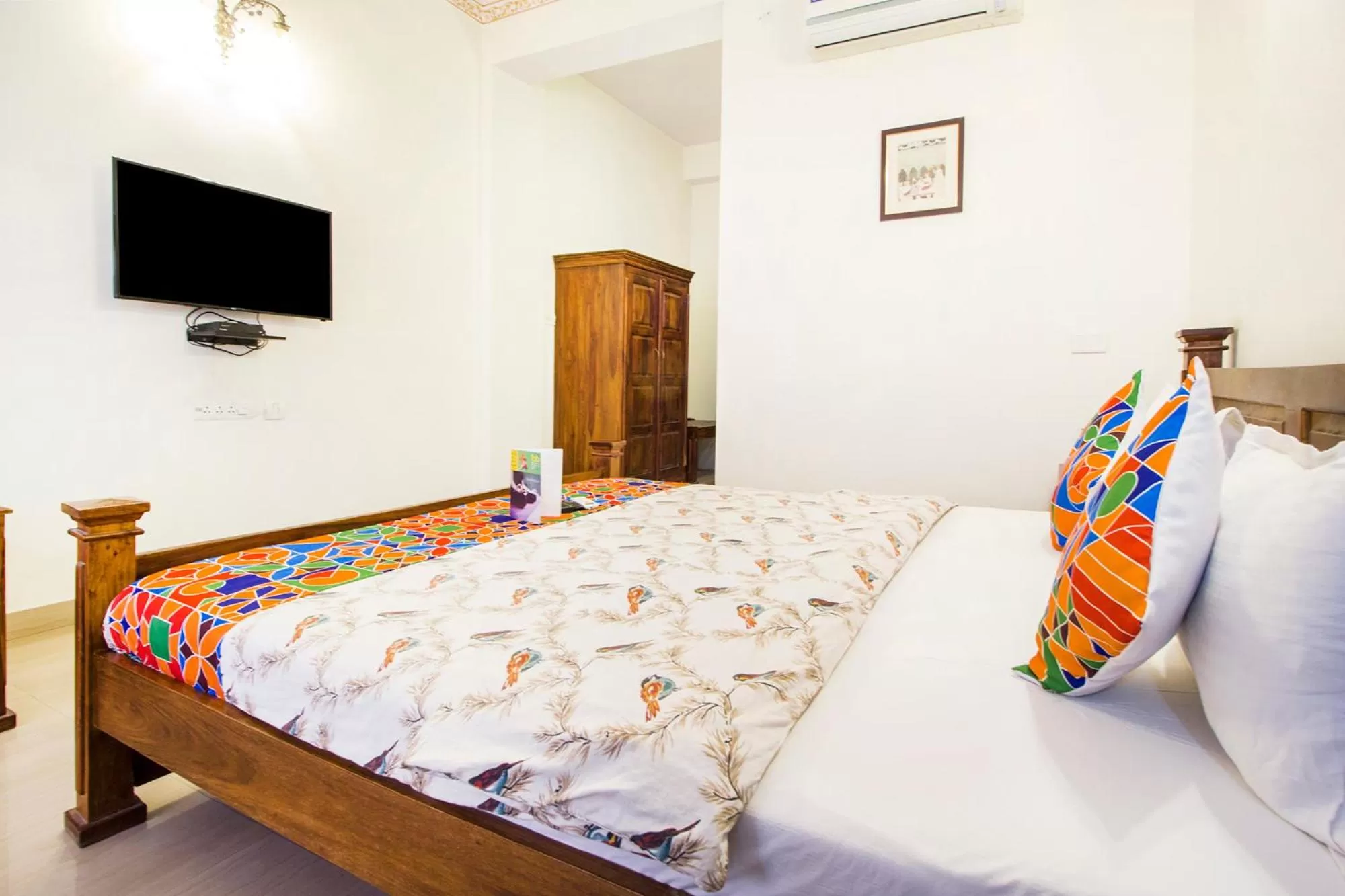 TV and multimedia, Bed in Hotel Raj Kothi Jaipur airport