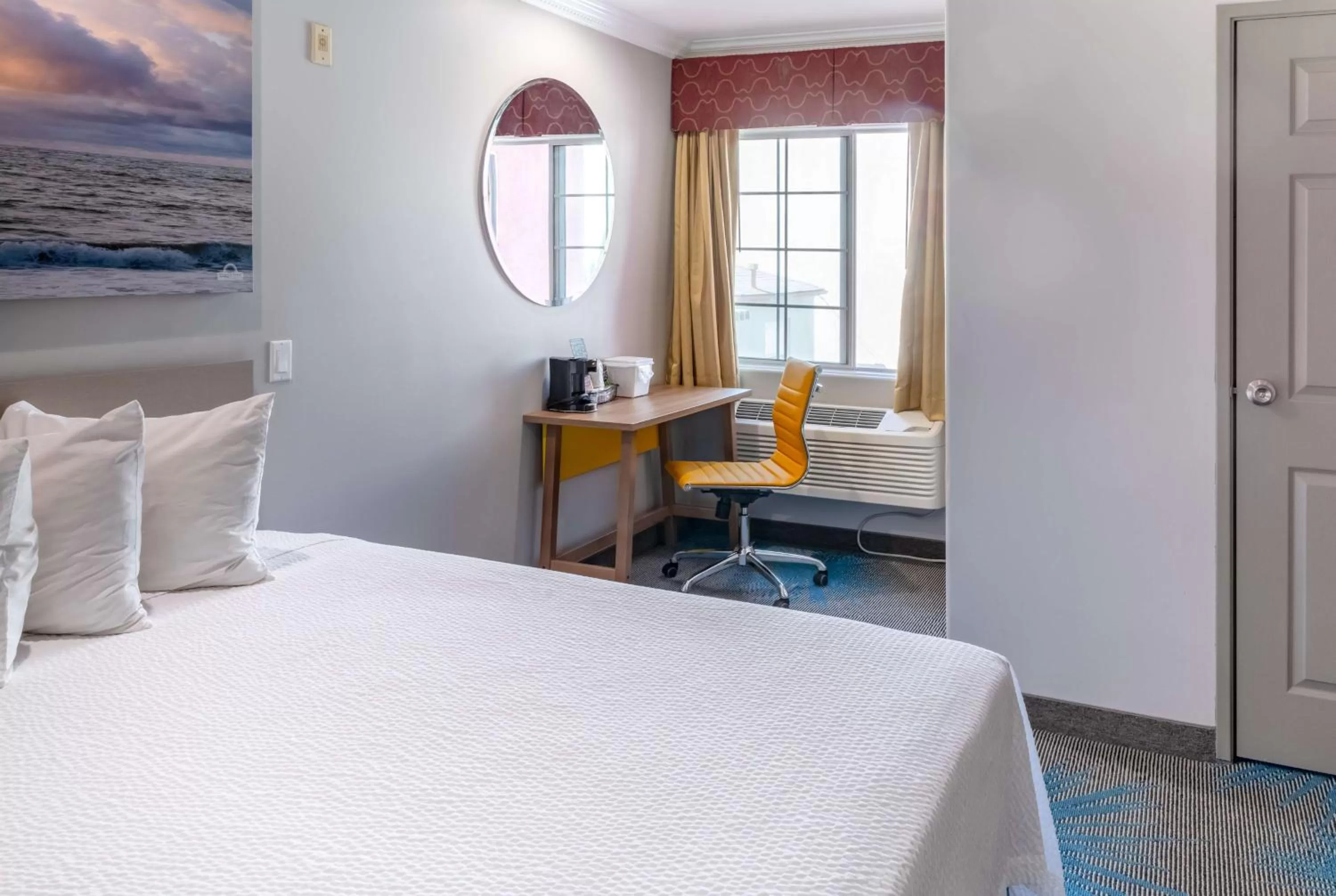 Bedroom, Bed in Days Inn by Wyndham Santa Monica