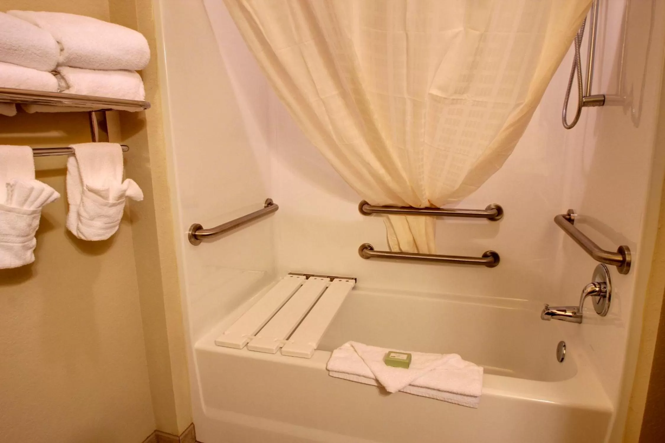 Shower in Cobblestone Hotel & Suites - Broken Bow