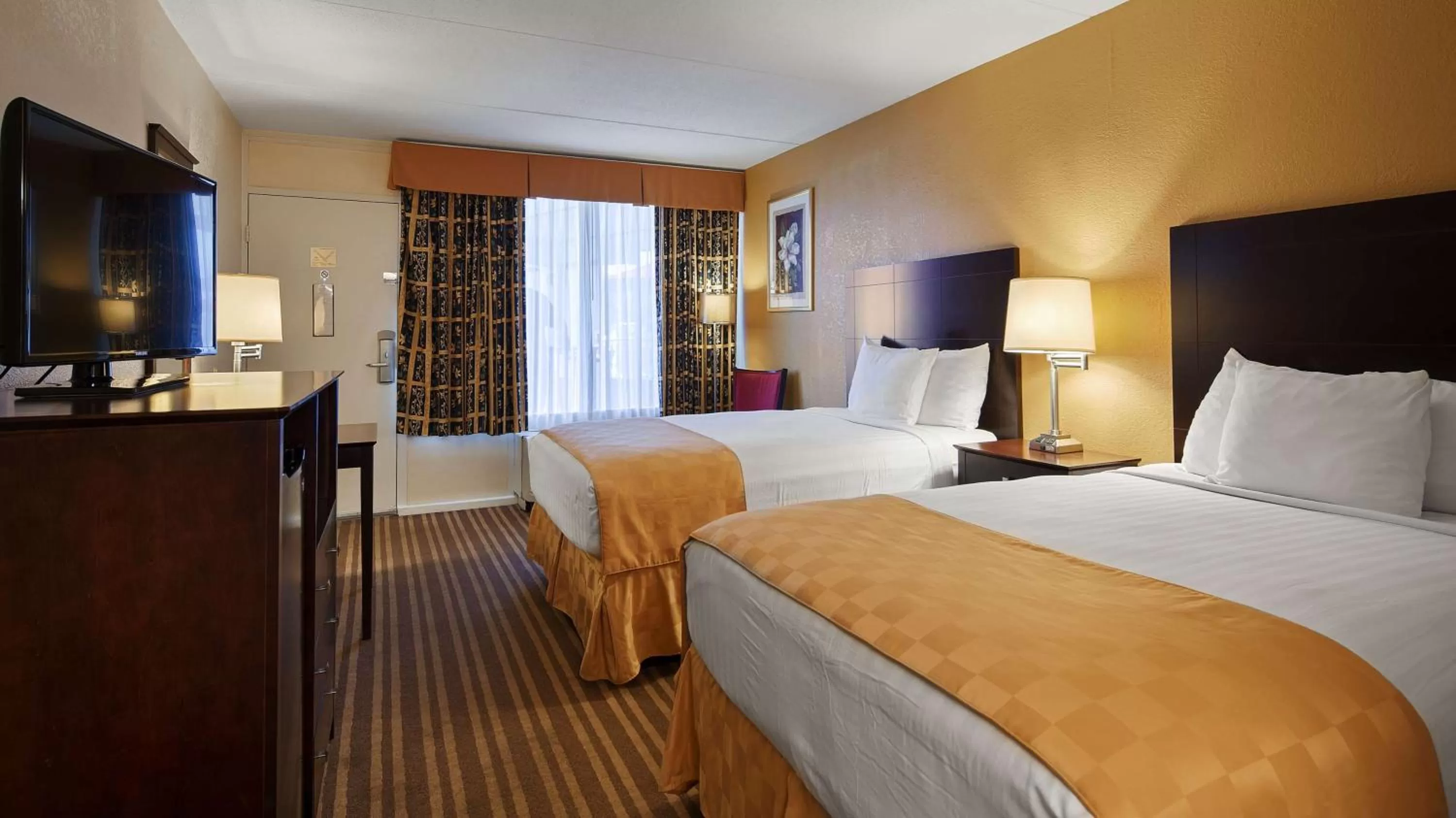 Photo of the whole room, Bed in Chattanooga Heritage Inn