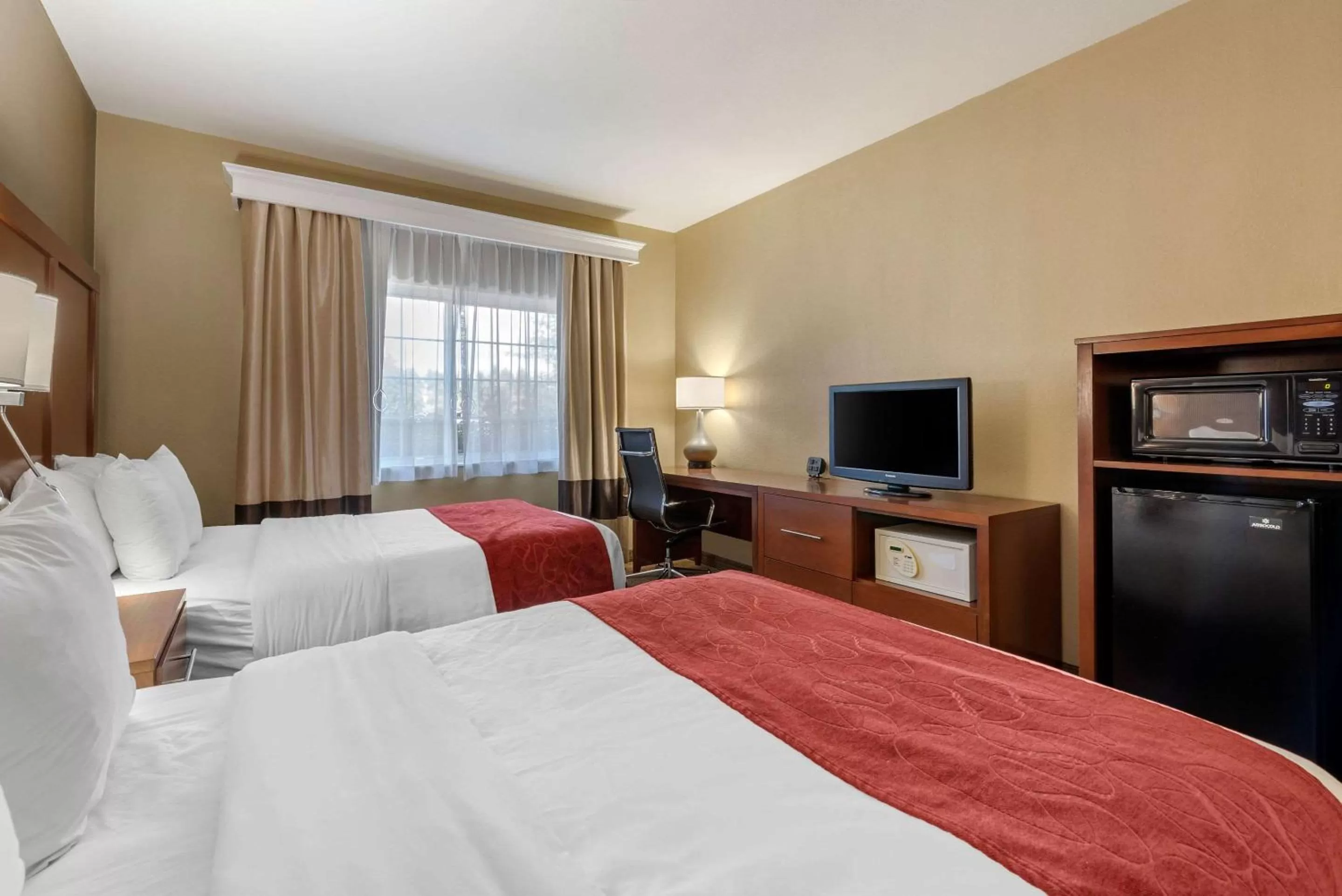 Photo of the whole room, Bed in Comfort Suites Fort Collins Near University