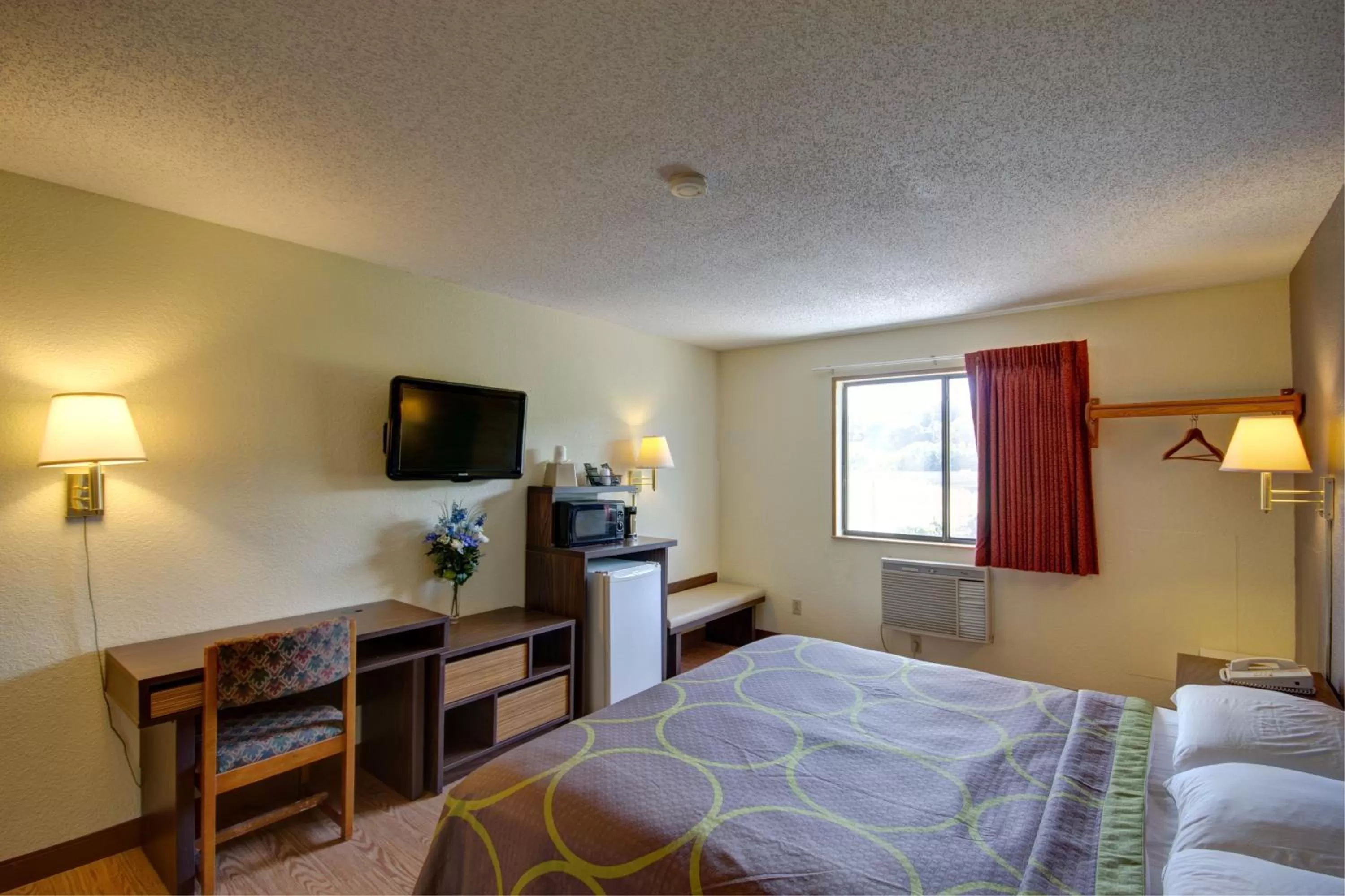 Day, Bed in Super 8 by Wyndham Zanesville