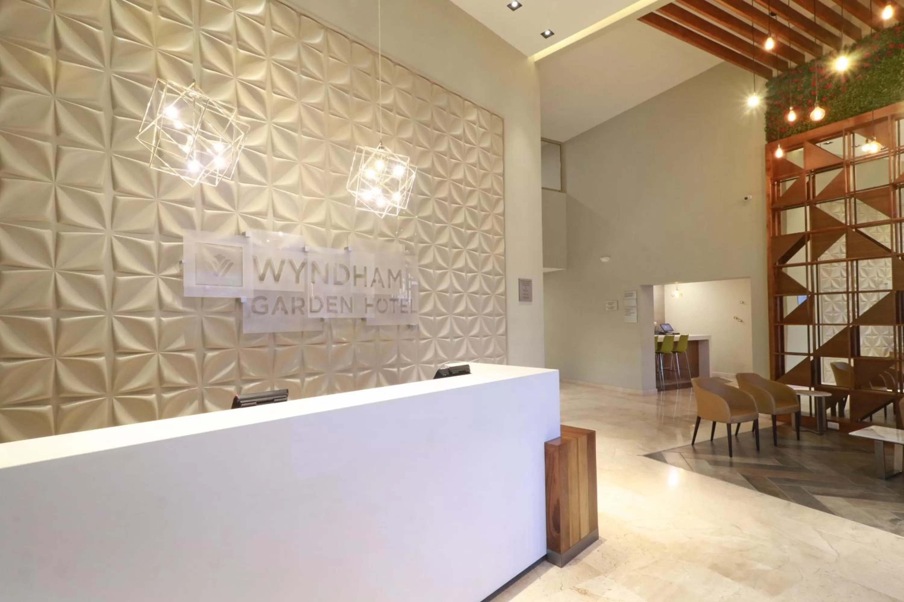 Lobby or reception in Wyndham Garden Monterrey Valle Real