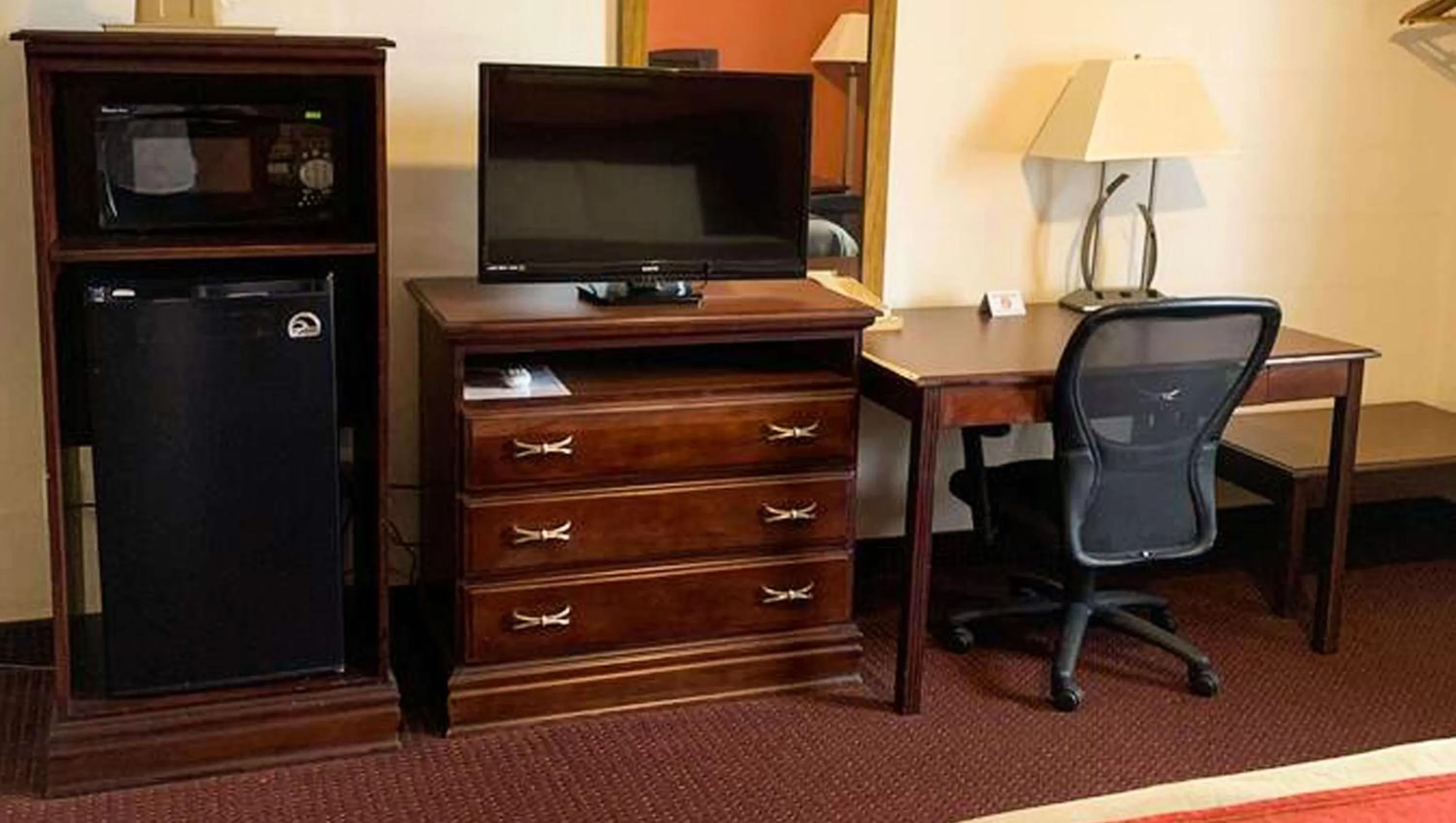 Photo of the whole room in Rodeway Inn Manchester I-90