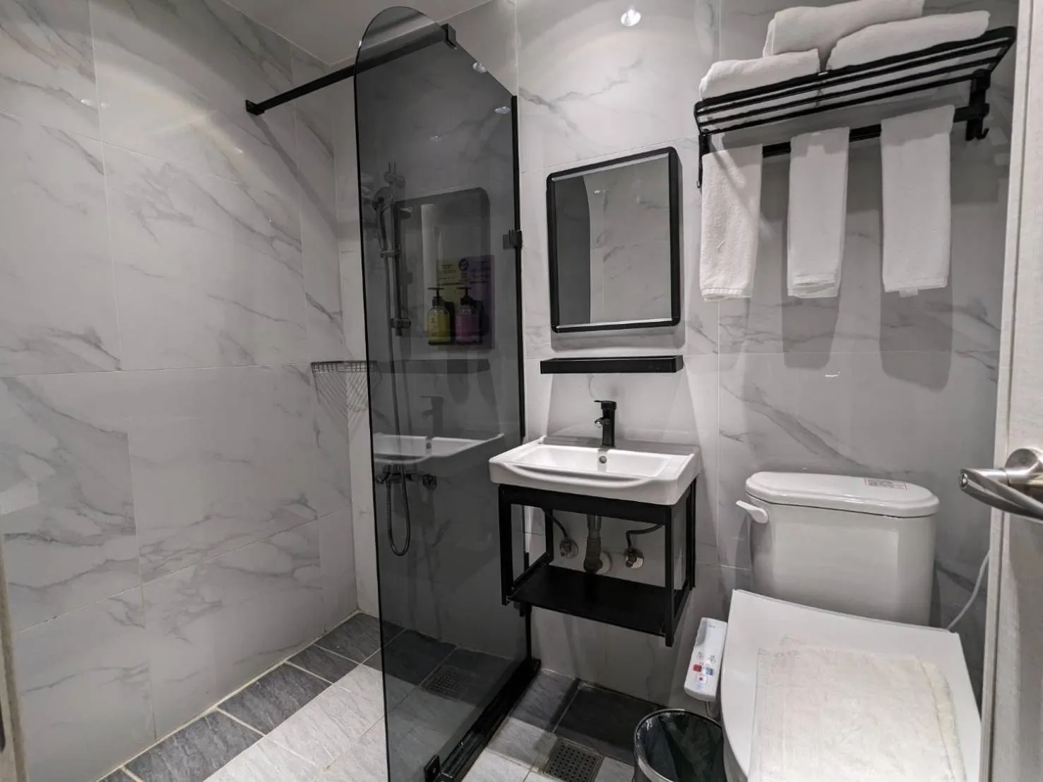 亞馨文旅 近東大門夜市 有免費停車場 可自助入住