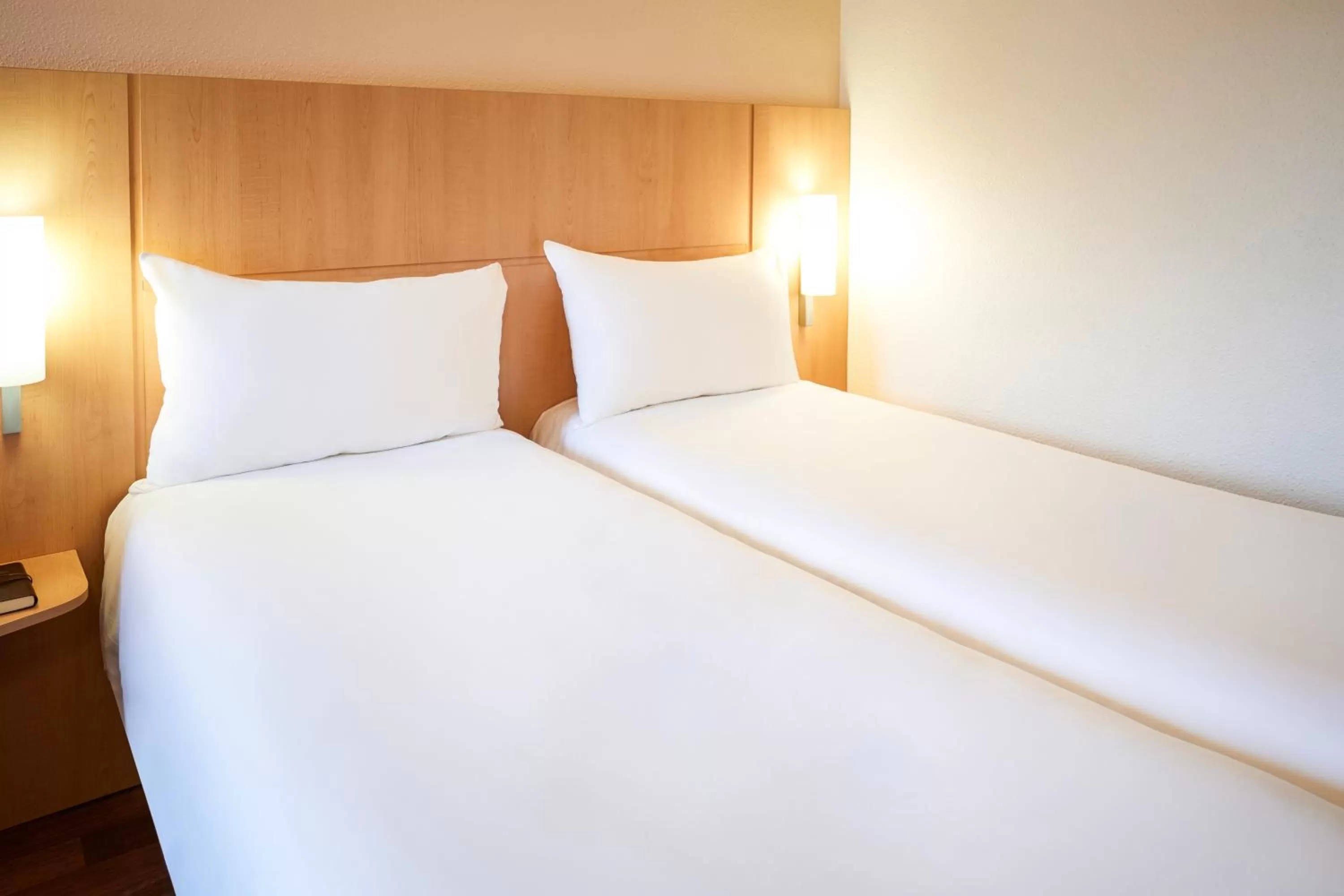 Photo of the whole room, Bed in ibis Karlsruhe Hauptbahnhof