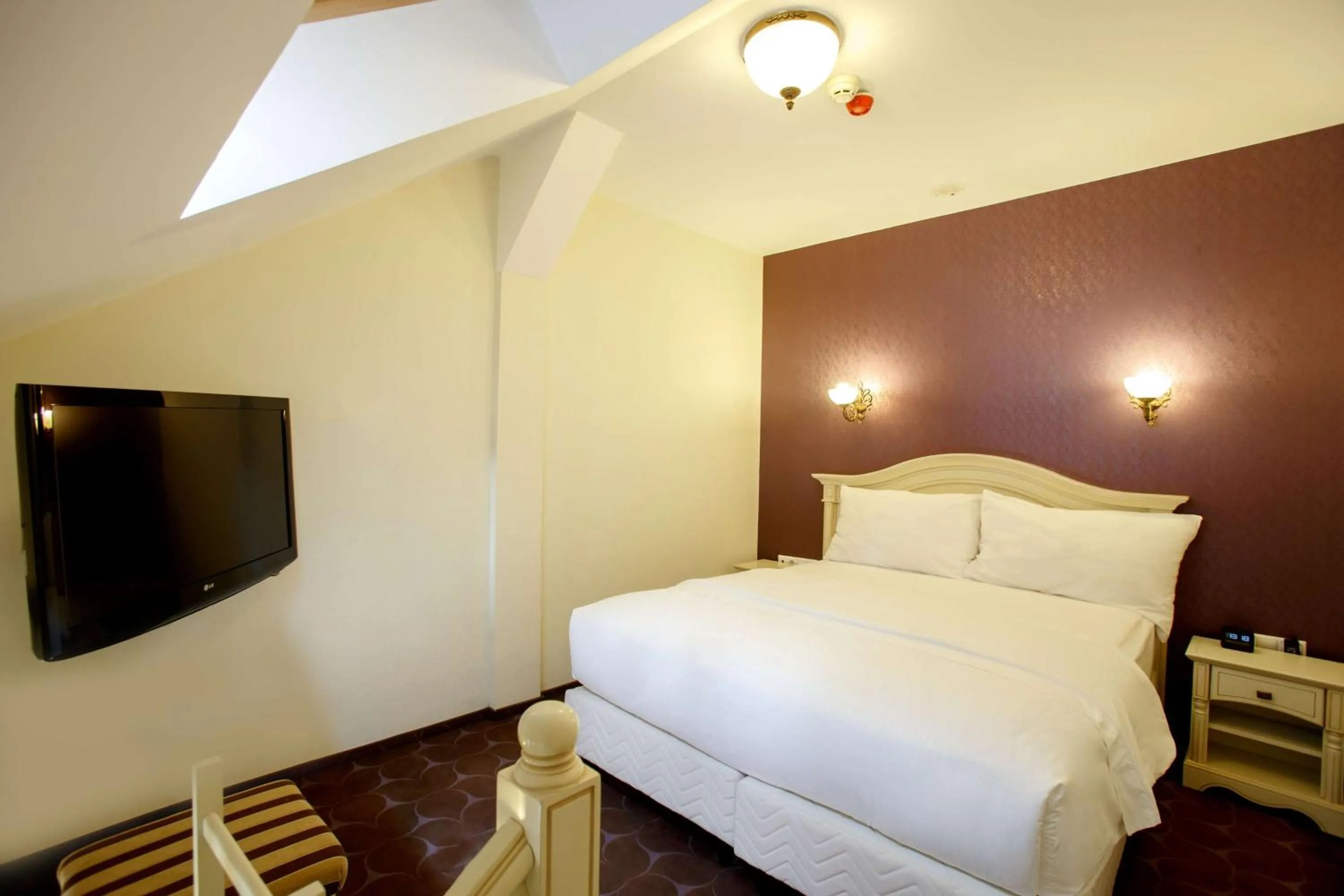 Bed in DoubleTree by Hilton Hotel Sighisoara - Cavaler