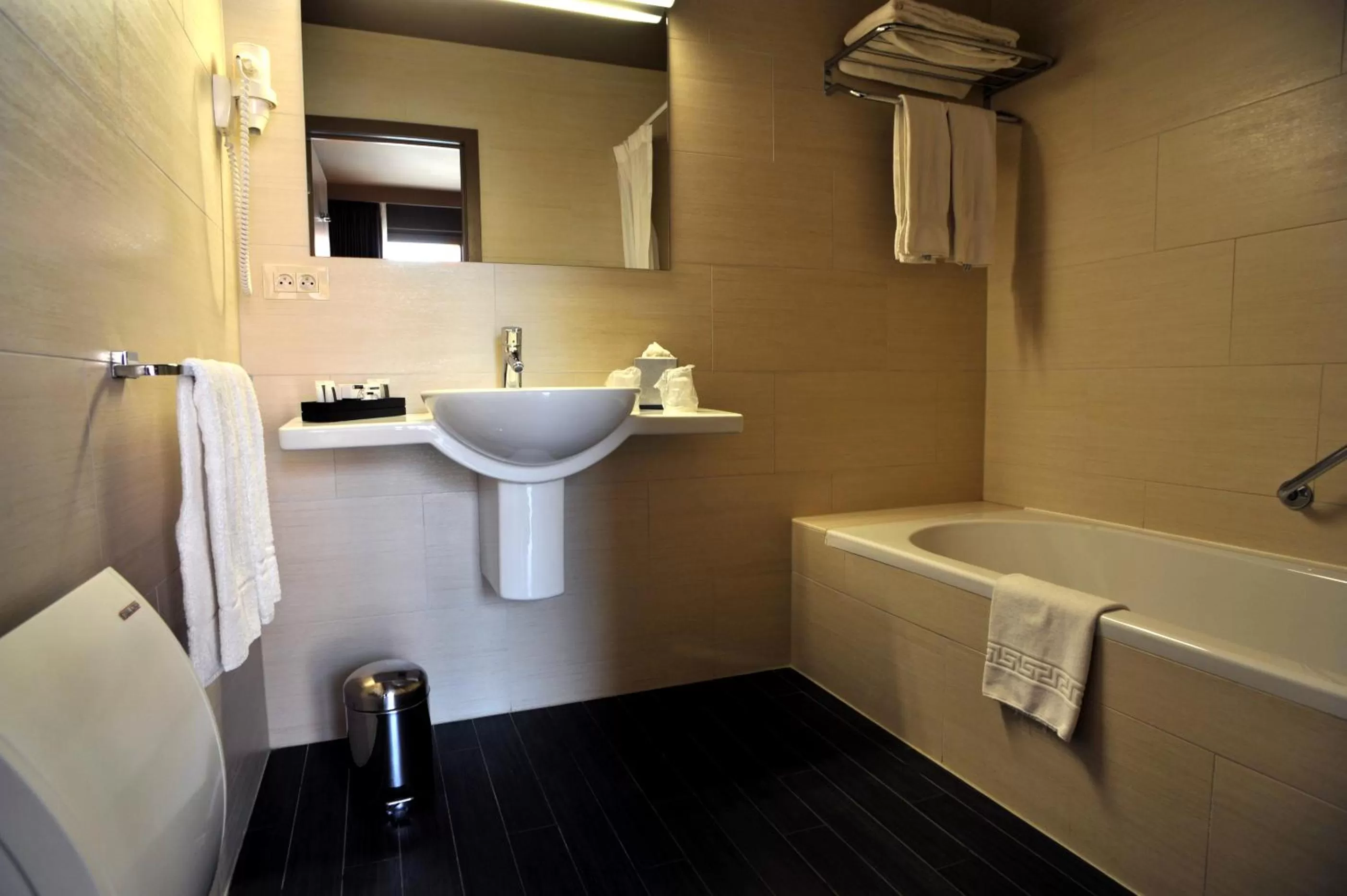 Bathroom in Flanders Hotel