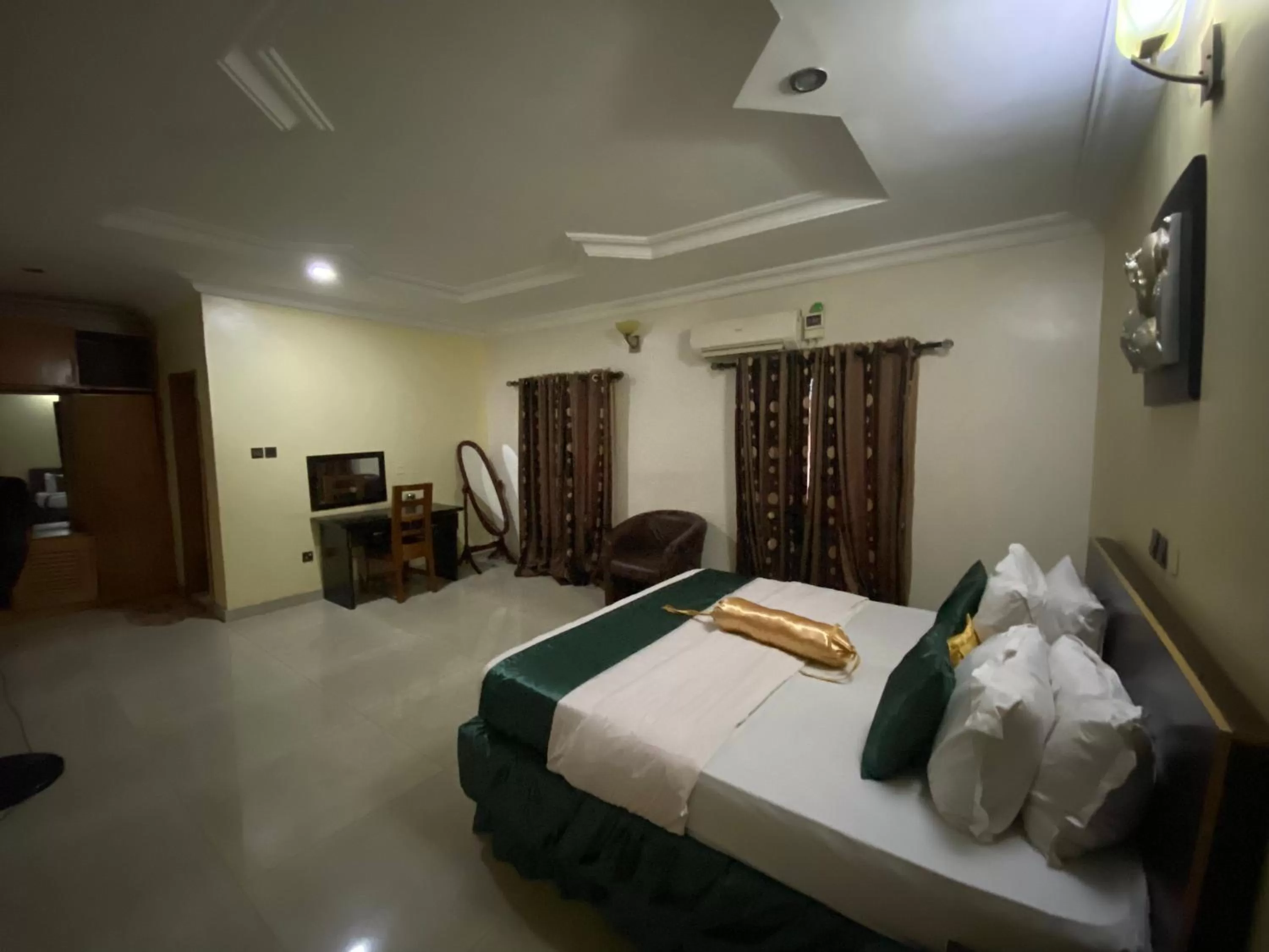Bed in Nue-Crest Hotels & Suites