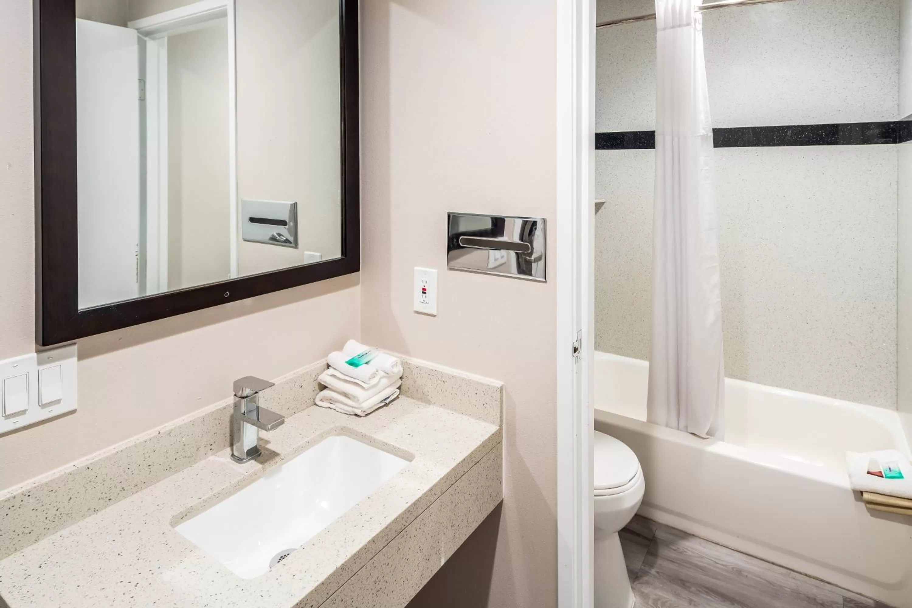 Bathroom in Red Roof Inn St George, UT - Convention Center