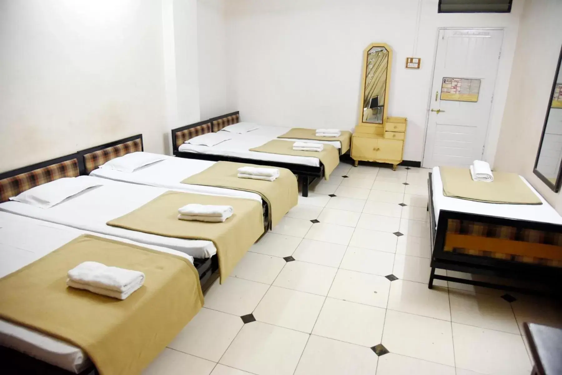 6-Bed Mixed Dormitory Room in Hotel Sai Yatri 6-Bed Mixed Dormitory Room in Hotel Sai Yatri