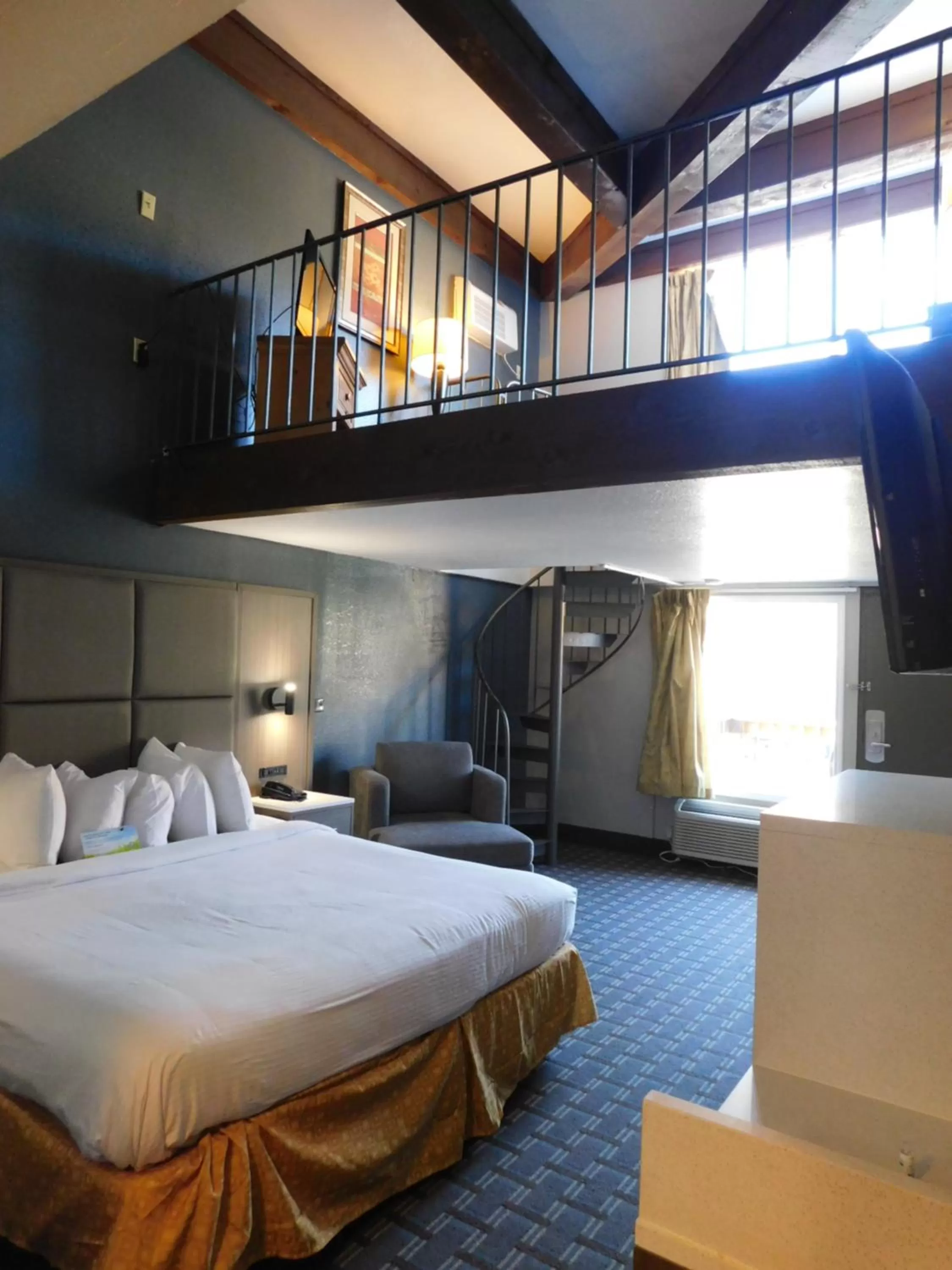 Bed in Days Inn & Suites by Wyndham Downtown Gatlinburg Parkway