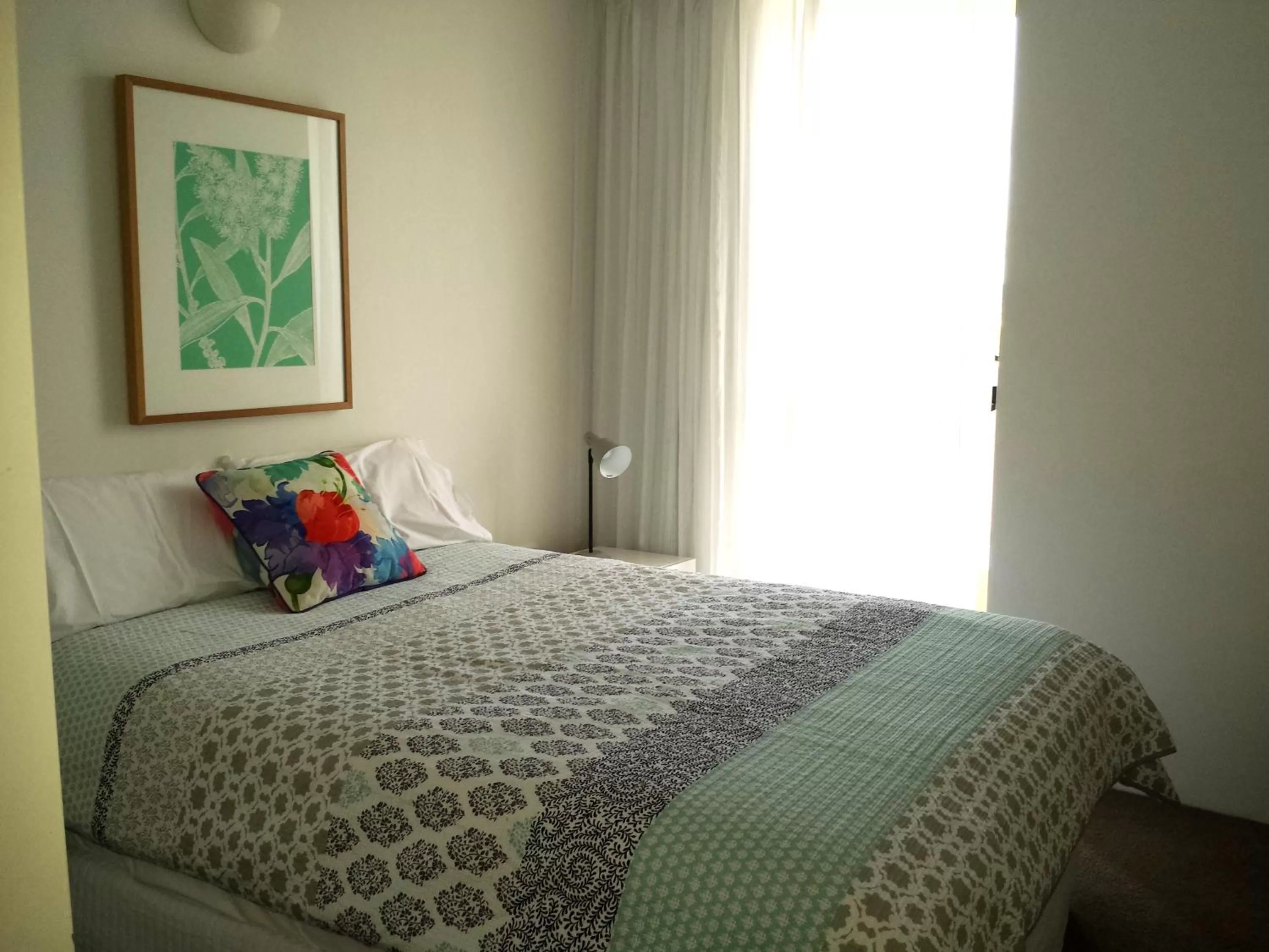 Bedroom, Bed in Kirribilli Apartments
