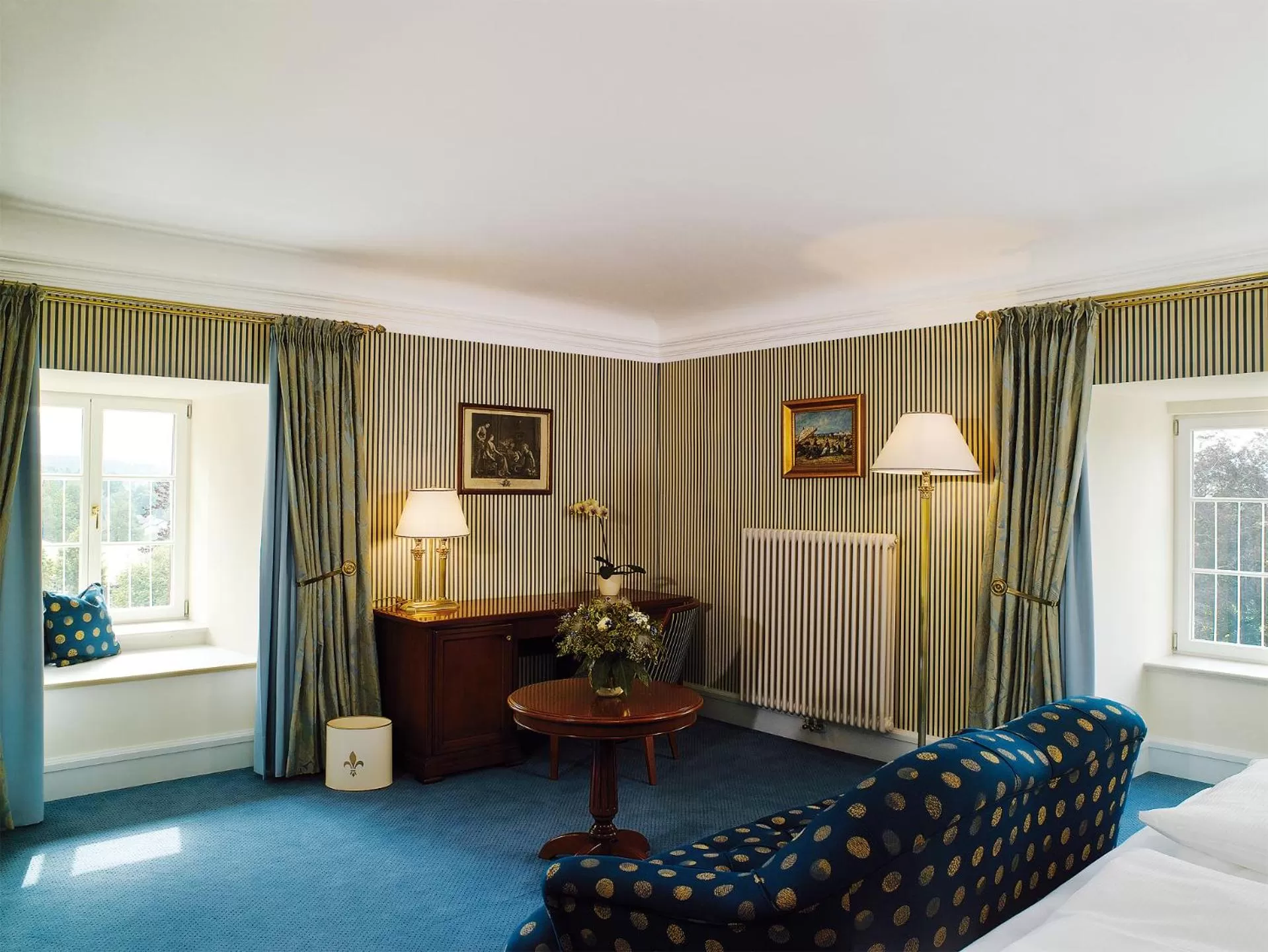 Seating area, Bed in Schloss Neutrauchburg
